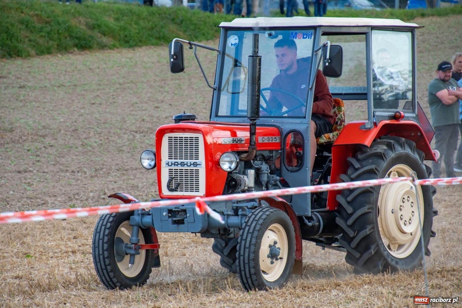 Zdjęcie w galerii na portalu naszraciborz.pl: Zmagania rolniczych potworów, czyli trzydziestki kontra sześćdziesiątki w Bolesławiu [FOTO i WIDEO] wiadomości z regionu