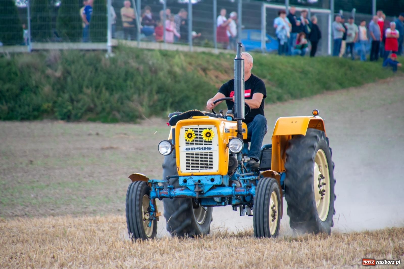 Zdjęcie w galerii na portalu naszraciborz.pl: Zmagania rolniczych potworów, czyli trzydziestki kontra sześćdziesiątki w Bolesławiu [FOTO i WIDEO] wiadomości z regionu