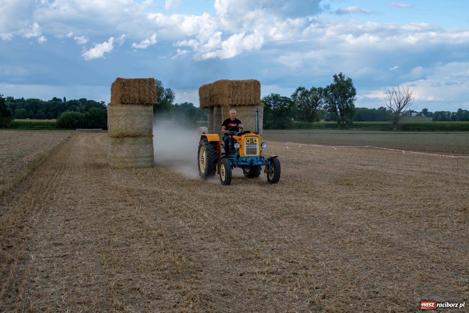 Zdjęcie w galerii na portalu naszraciborz.pl: Zmagania rolniczych potworów, czyli trzydziestki kontra sześćdziesiątki w Bolesławiu [FOTO i WIDEO] wiadomości z regionu