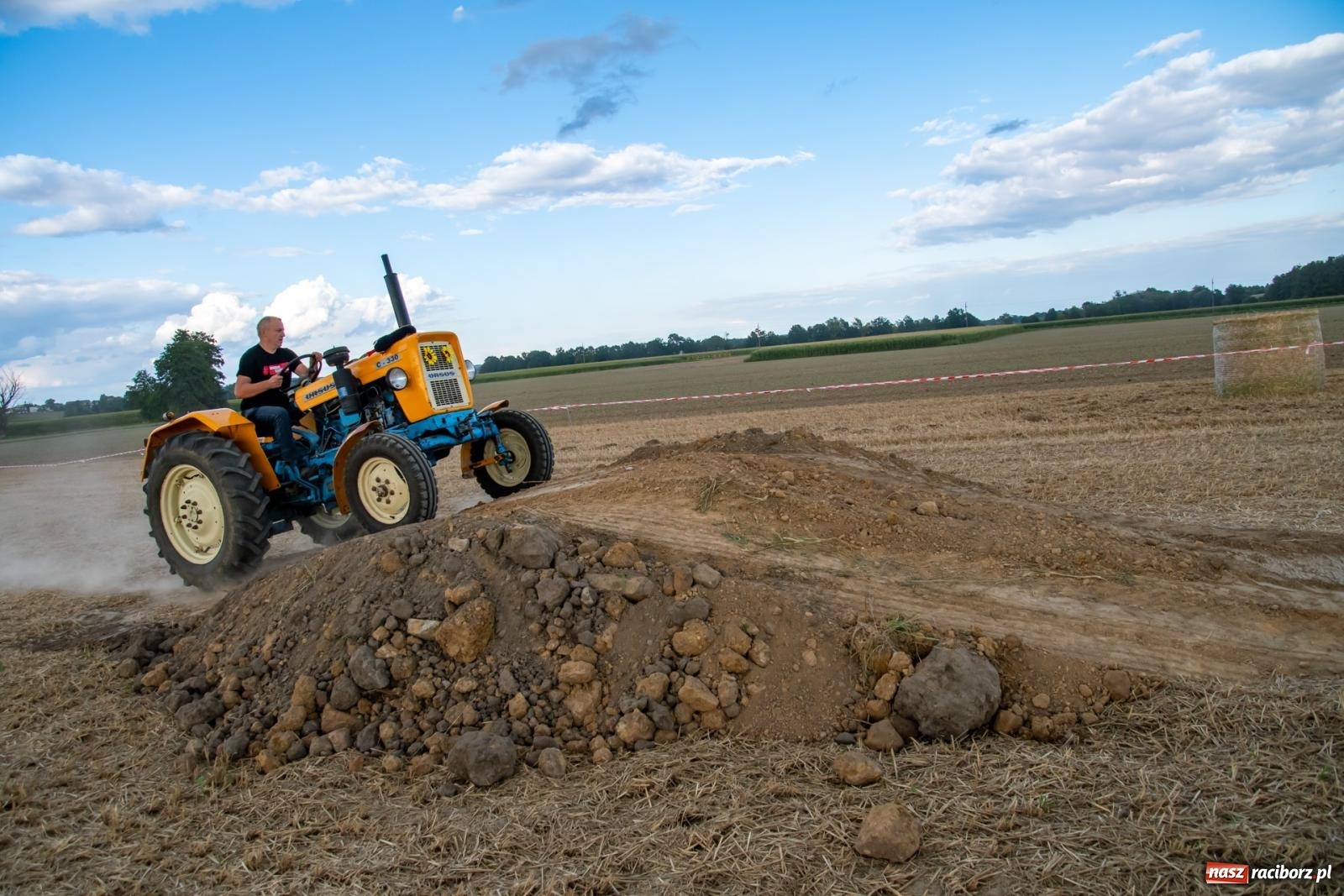 Zdjęcie w galerii na portalu naszraciborz.pl: Zmagania rolniczych potworów, czyli trzydziestki kontra sześćdziesiątki w Bolesławiu [FOTO i WIDEO] wiadomości z regionu