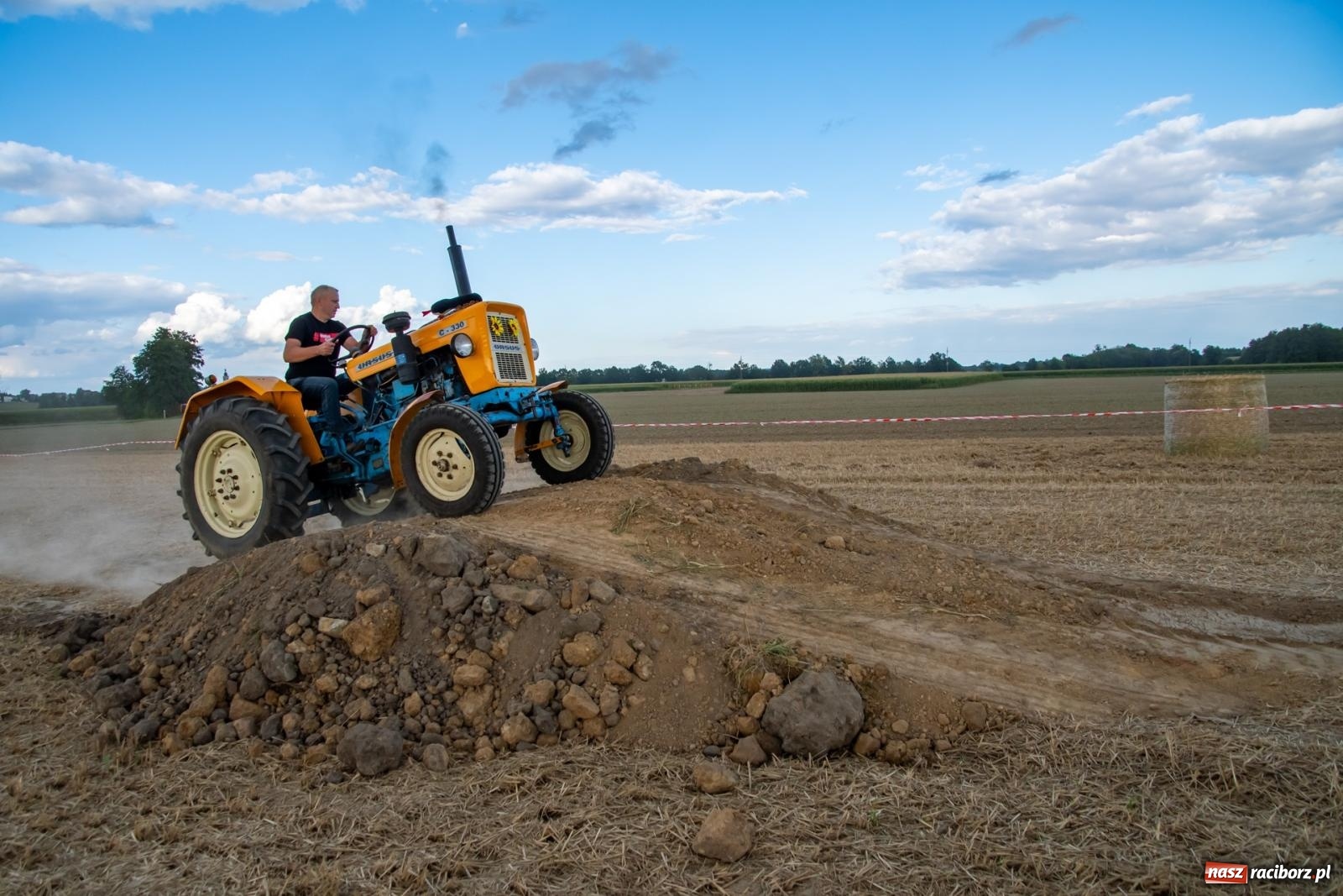 Zdjęcie w galerii na portalu naszraciborz.pl: Zmagania rolniczych potworów, czyli trzydziestki kontra sześćdziesiątki w Bolesławiu [FOTO i WIDEO] wiadomości z regionu