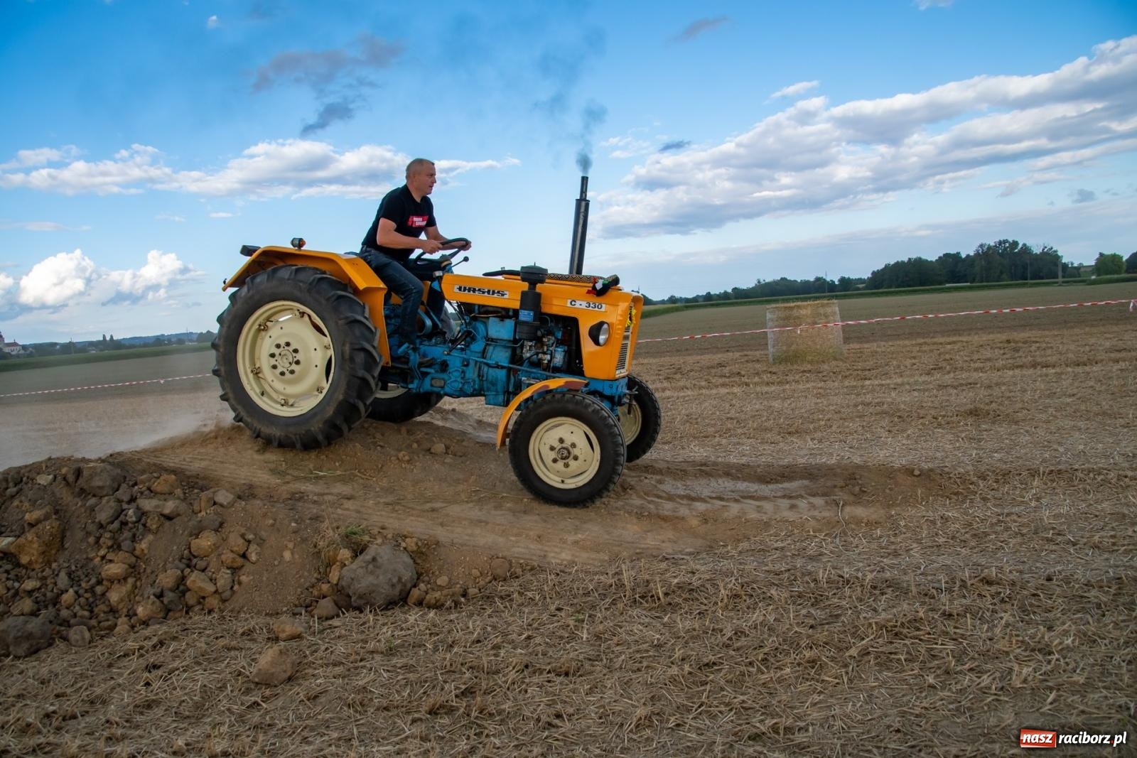 Zdjęcie w galerii na portalu naszraciborz.pl: Zmagania rolniczych potworów, czyli trzydziestki kontra sześćdziesiątki w Bolesławiu [FOTO i WIDEO] wiadomości z regionu