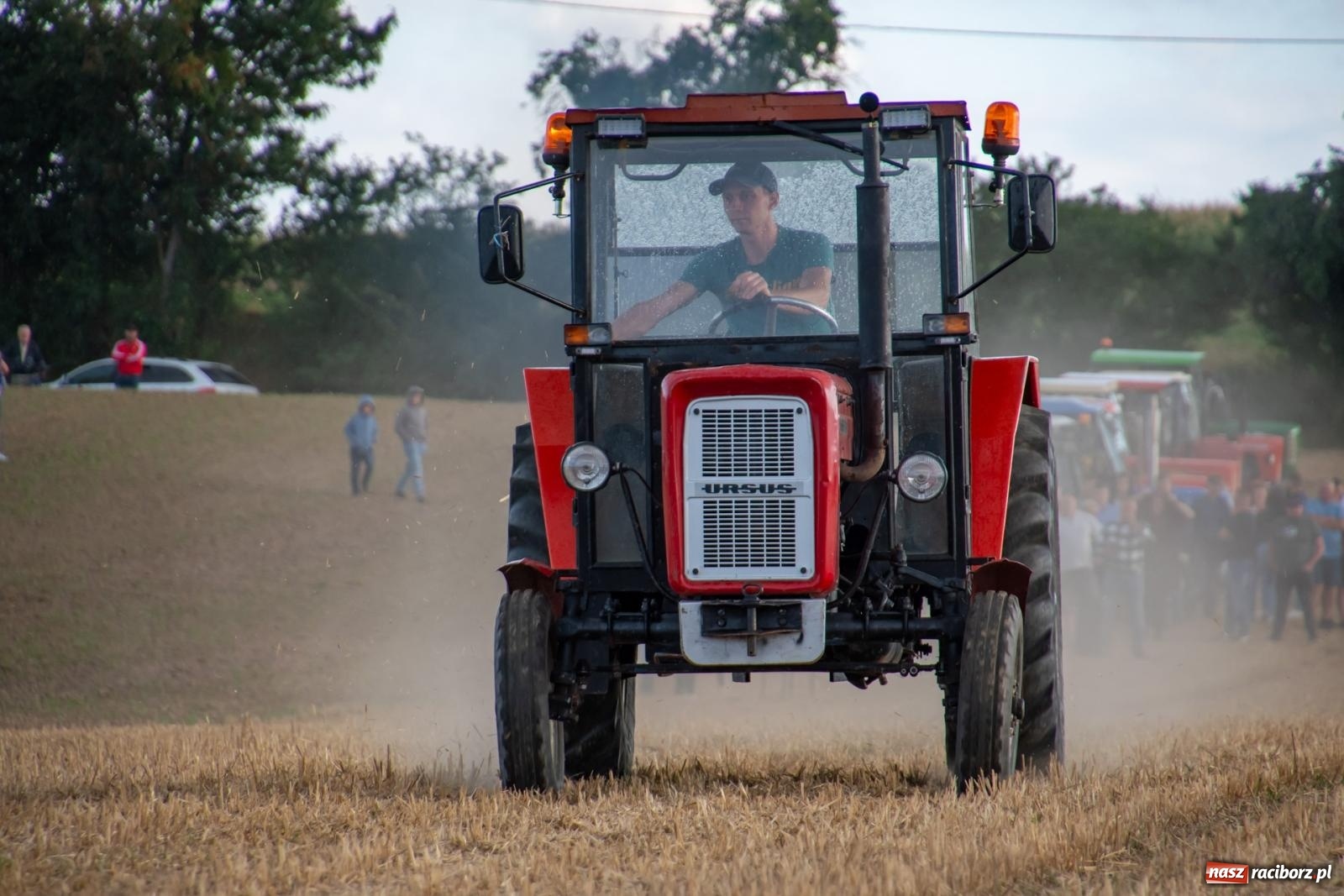 Zdjęcie w galerii na portalu naszraciborz.pl: Zmagania rolniczych potworów, czyli trzydziestki kontra sześćdziesiątki w Bolesławiu [FOTO i WIDEO] wiadomości z regionu