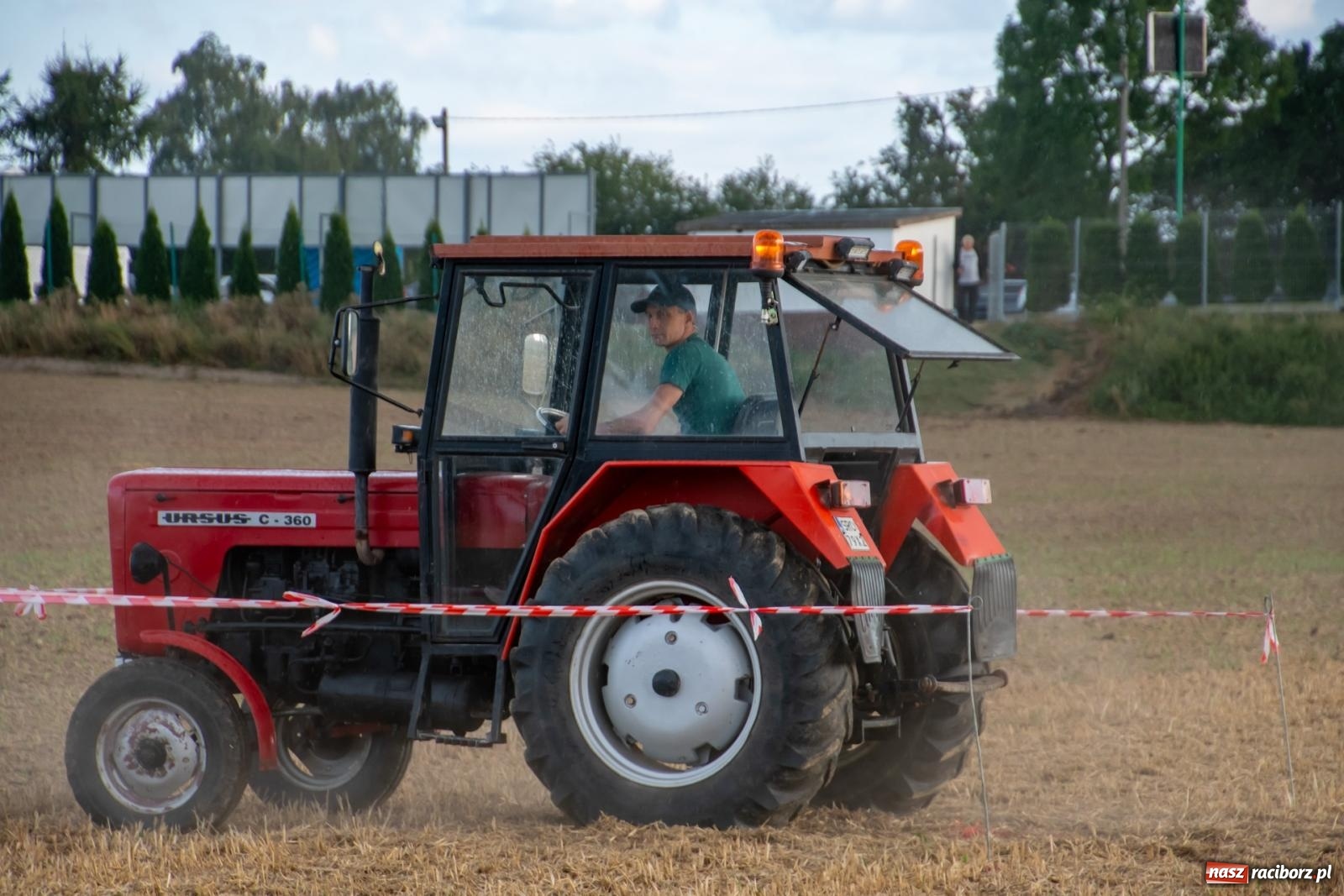Zdjęcie w galerii na portalu naszraciborz.pl: Zmagania rolniczych potworów, czyli trzydziestki kontra sześćdziesiątki w Bolesławiu [FOTO i WIDEO] wiadomości z regionu