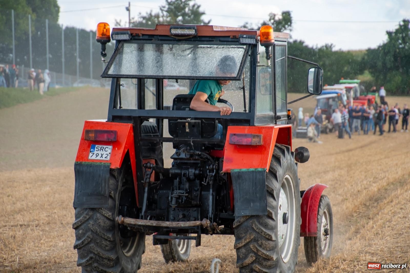 Zdjęcie w galerii na portalu naszraciborz.pl: Zmagania rolniczych potworów, czyli trzydziestki kontra sześćdziesiątki w Bolesławiu [FOTO i WIDEO] wiadomości z regionu