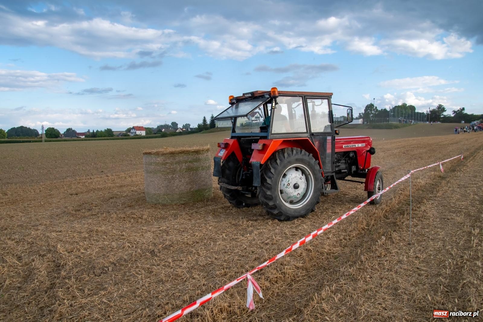 Zdjęcie w galerii na portalu naszraciborz.pl: Zmagania rolniczych potworów, czyli trzydziestki kontra sześćdziesiątki w Bolesławiu [FOTO i WIDEO] wiadomości z regionu