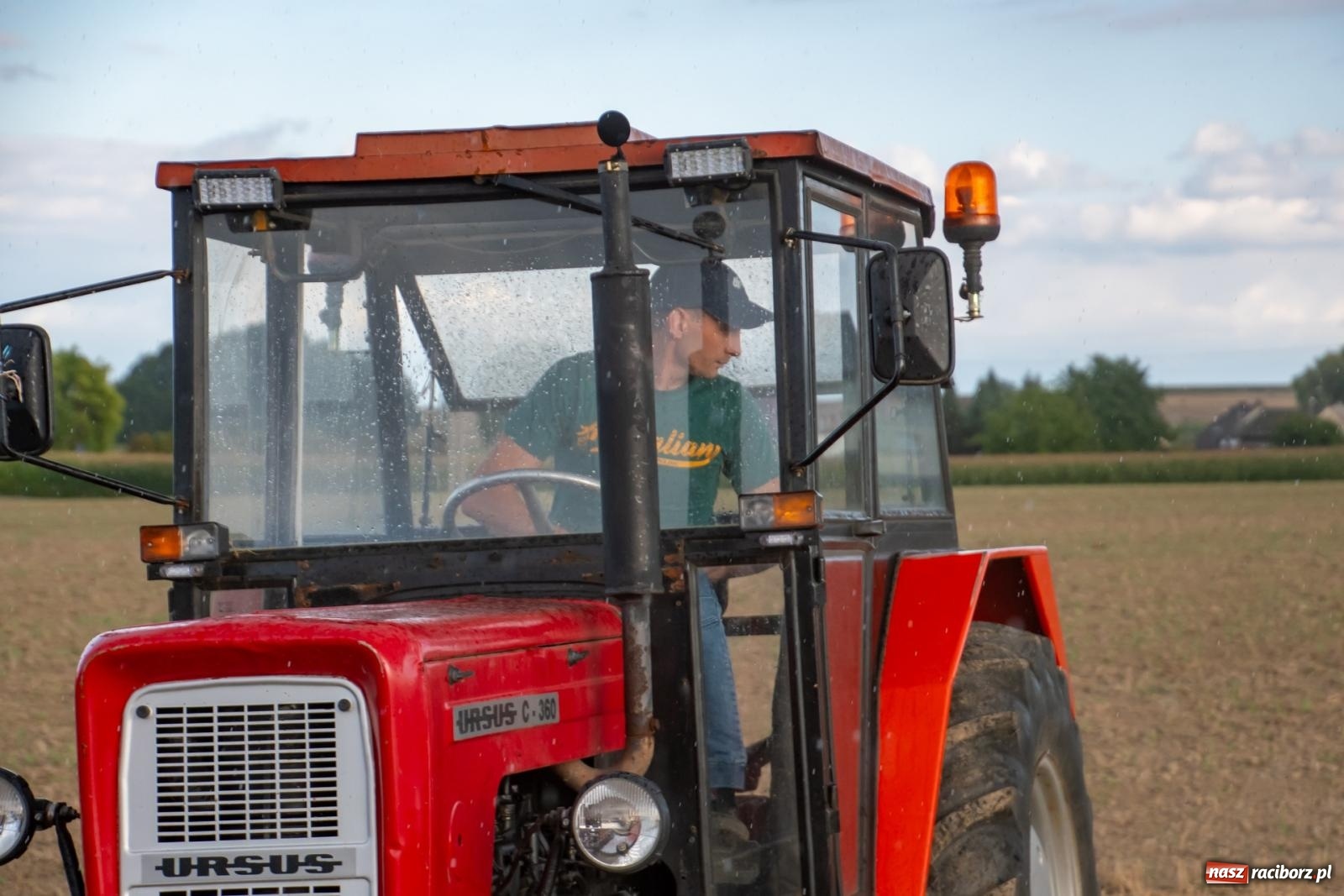 Zdjęcie w galerii na portalu naszraciborz.pl: Zmagania rolniczych potworów, czyli trzydziestki kontra sześćdziesiątki w Bolesławiu [FOTO i WIDEO] wiadomości z regionu