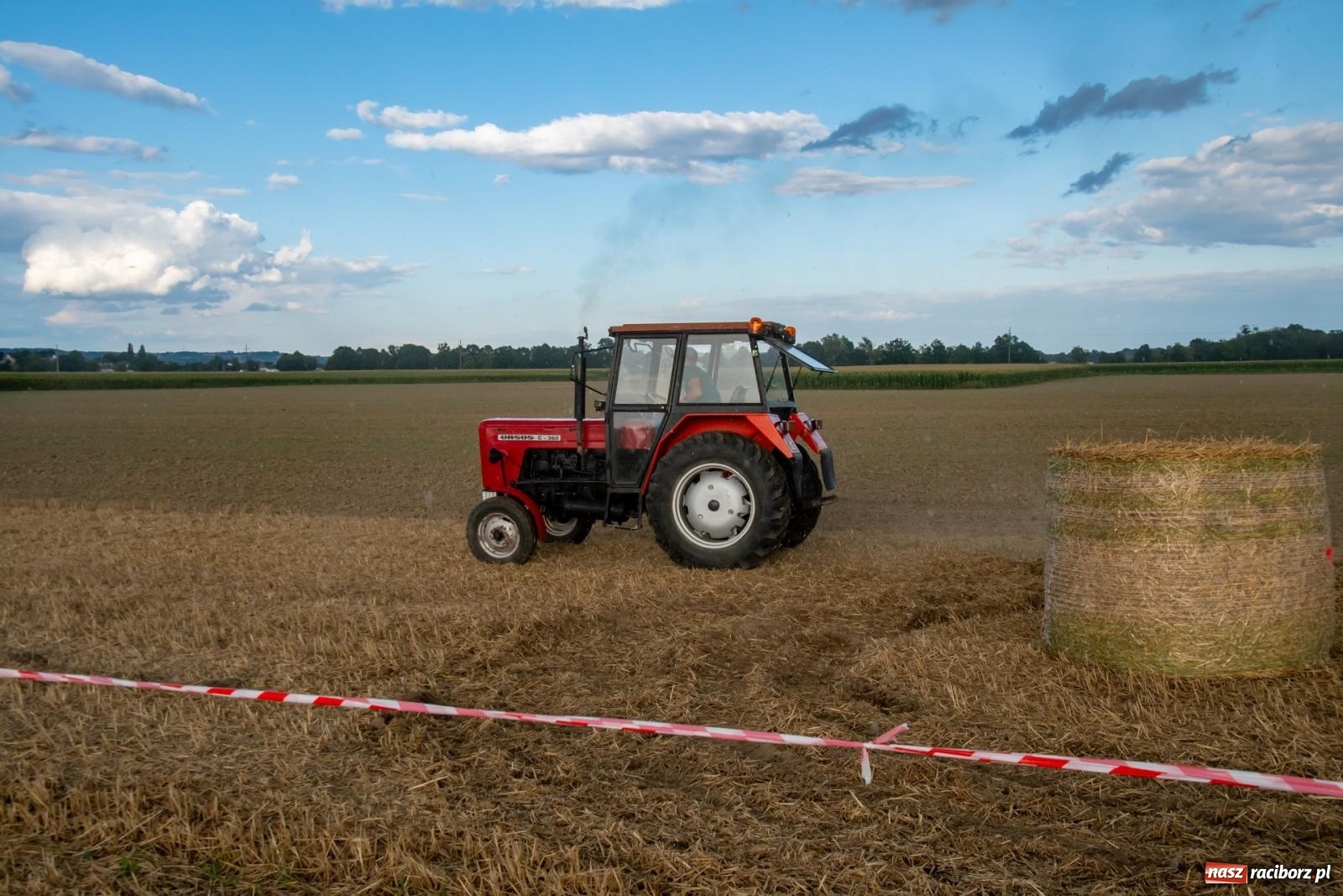 Zdjęcie w galerii na portalu naszraciborz.pl: Zmagania rolniczych potworów, czyli trzydziestki kontra sześćdziesiątki w Bolesławiu [FOTO i WIDEO] wiadomości z regionu