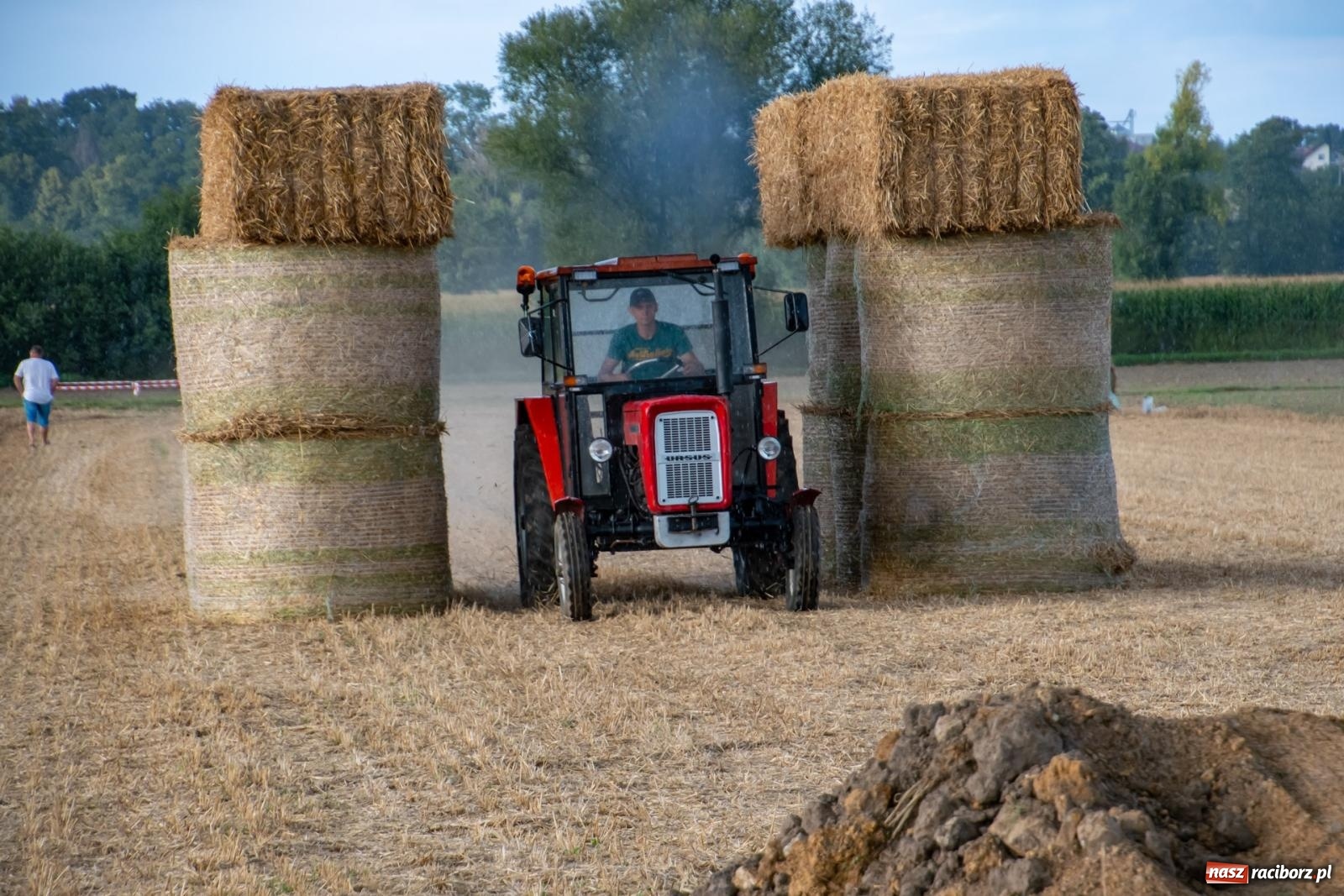 Zdjęcie w galerii na portalu naszraciborz.pl: Zmagania rolniczych potworów, czyli trzydziestki kontra sześćdziesiątki w Bolesławiu [FOTO i WIDEO] wiadomości z regionu
