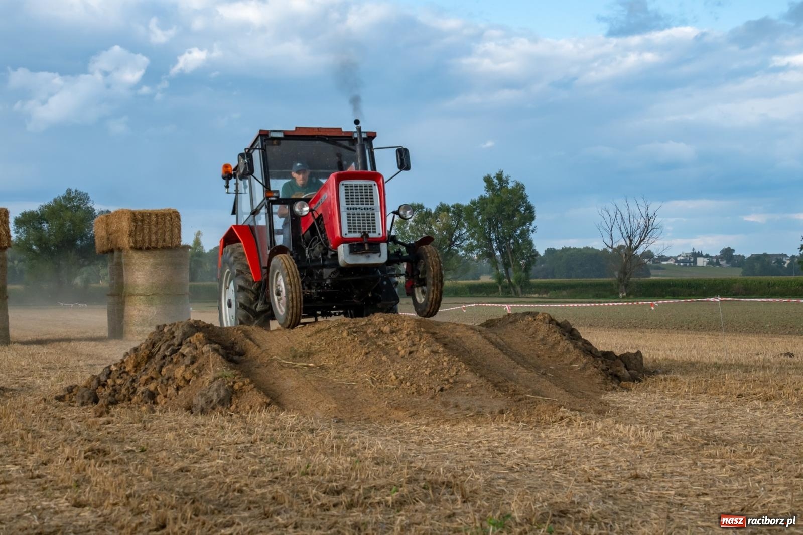 Zdjęcie w galerii na portalu naszraciborz.pl: Zmagania rolniczych potworów, czyli trzydziestki kontra sześćdziesiątki w Bolesławiu [FOTO i WIDEO] wiadomości z regionu