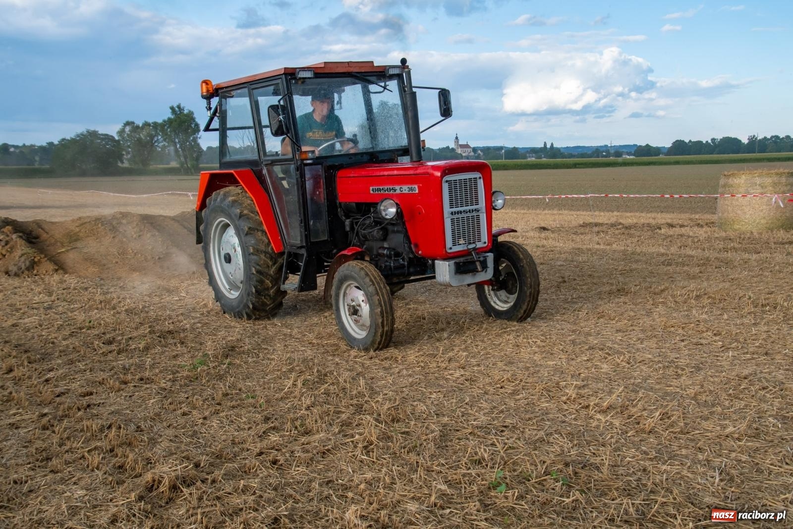 Zdjęcie w galerii na portalu naszraciborz.pl: Zmagania rolniczych potworów, czyli trzydziestki kontra sześćdziesiątki w Bolesławiu [FOTO i WIDEO] wiadomości z regionu