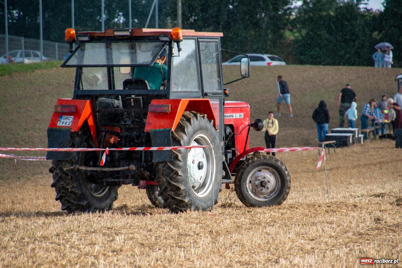 Zdjęcie w galerii na portalu naszraciborz.pl: Zmagania rolniczych potworów, czyli trzydziestki kontra sześćdziesiątki w Bolesławiu [FOTO i WIDEO] wiadomości z regionu