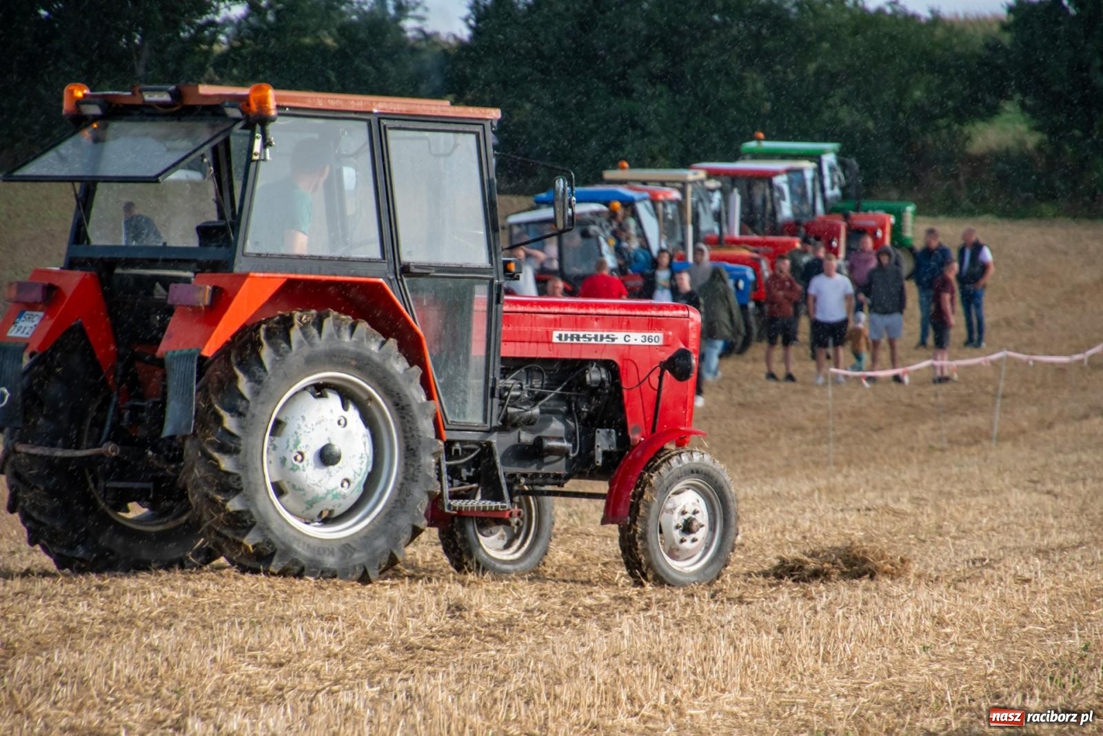 Zdjęcie w galerii na portalu naszraciborz.pl: Zmagania rolniczych potworów, czyli trzydziestki kontra sześćdziesiątki w Bolesławiu [FOTO i WIDEO] wiadomości z regionu