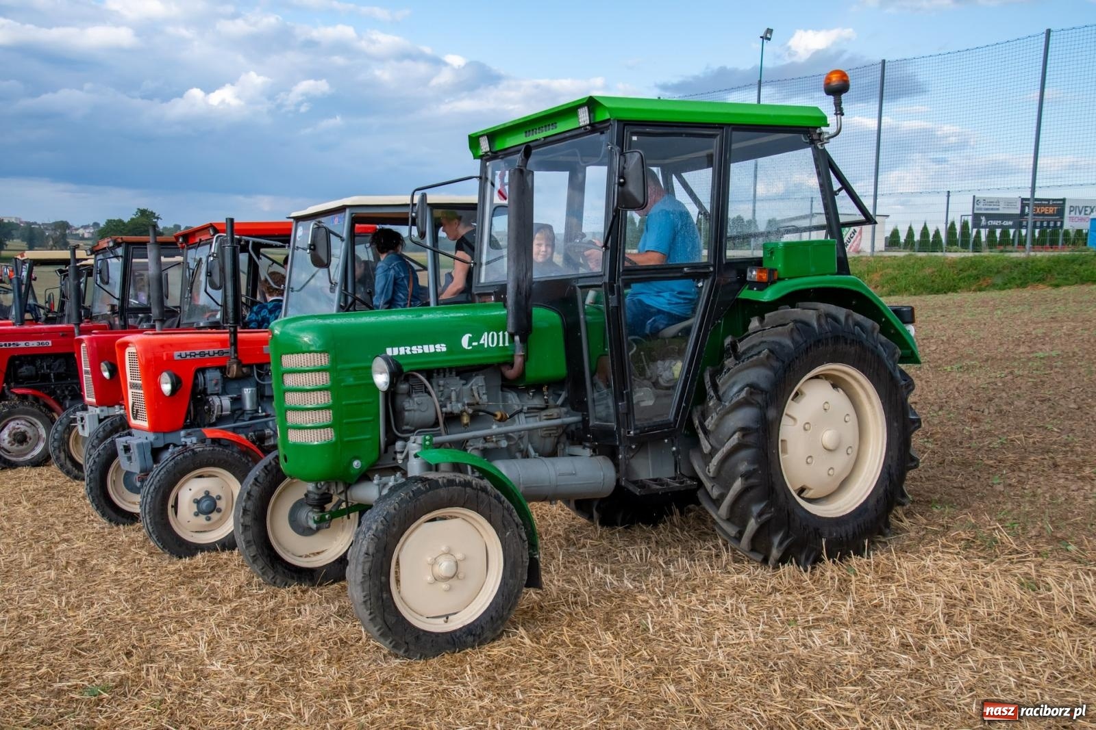 Zdjęcie w galerii na portalu naszraciborz.pl: Zmagania rolniczych potworów, czyli trzydziestki kontra sześćdziesiątki w Bolesławiu [FOTO i WIDEO] wiadomości z regionu