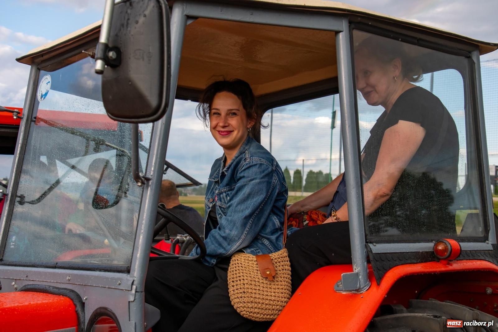 Zdjęcie w galerii na portalu naszraciborz.pl: Zmagania rolniczych potworów, czyli trzydziestki kontra sześćdziesiątki w Bolesławiu [FOTO i WIDEO] wiadomości z regionu