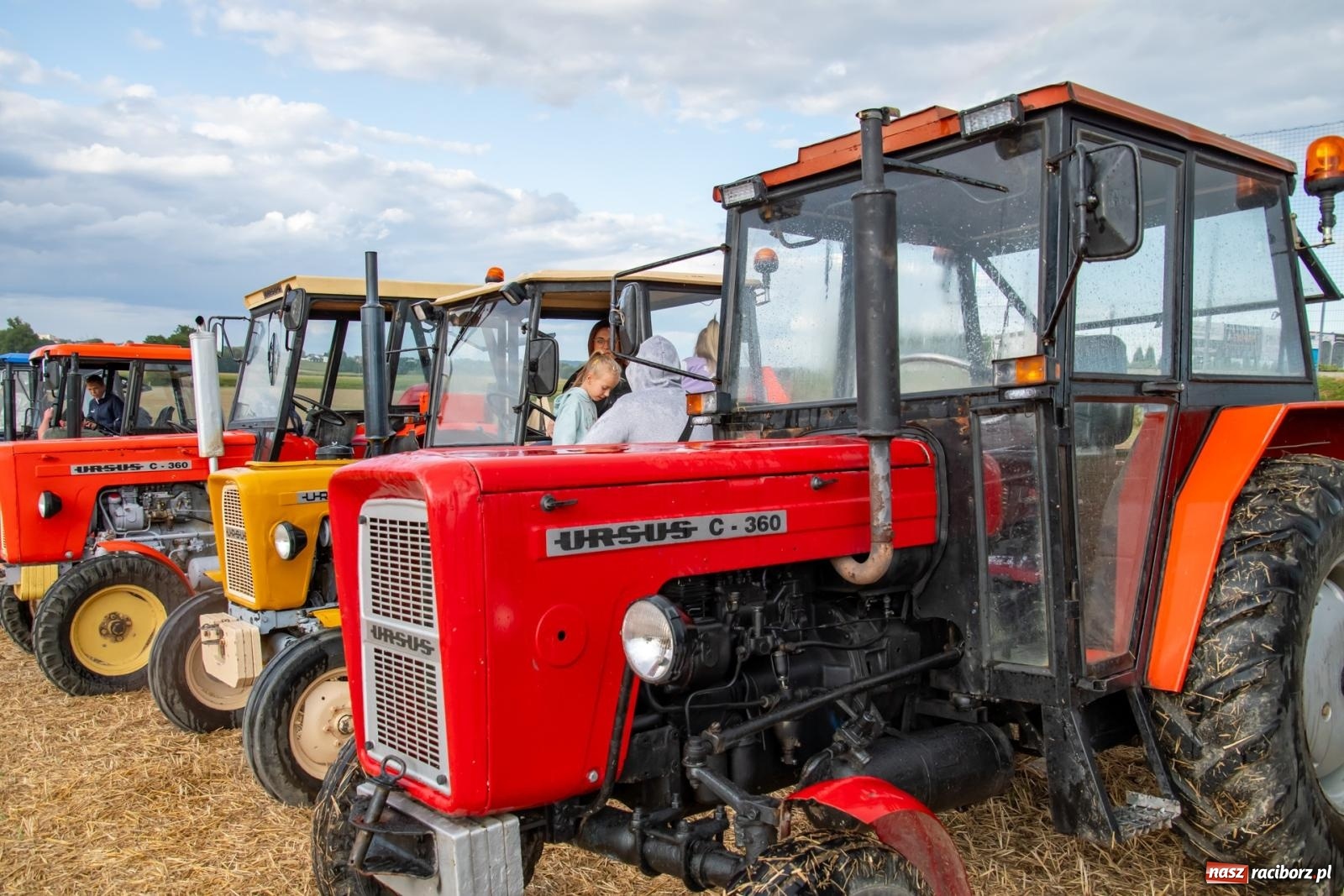 Zdjęcie w galerii na portalu naszraciborz.pl: Zmagania rolniczych potworów, czyli trzydziestki kontra sześćdziesiątki w Bolesławiu [FOTO i WIDEO] wiadomości z regionu
