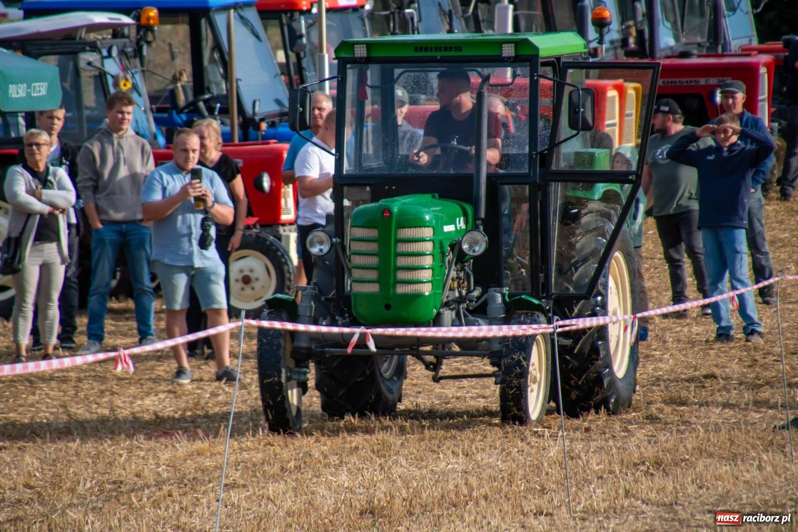 Zdjęcie w galerii na portalu naszraciborz.pl: Zmagania rolniczych potworów, czyli trzydziestki kontra sześćdziesiątki w Bolesławiu [FOTO i WIDEO] wiadomości z regionu
