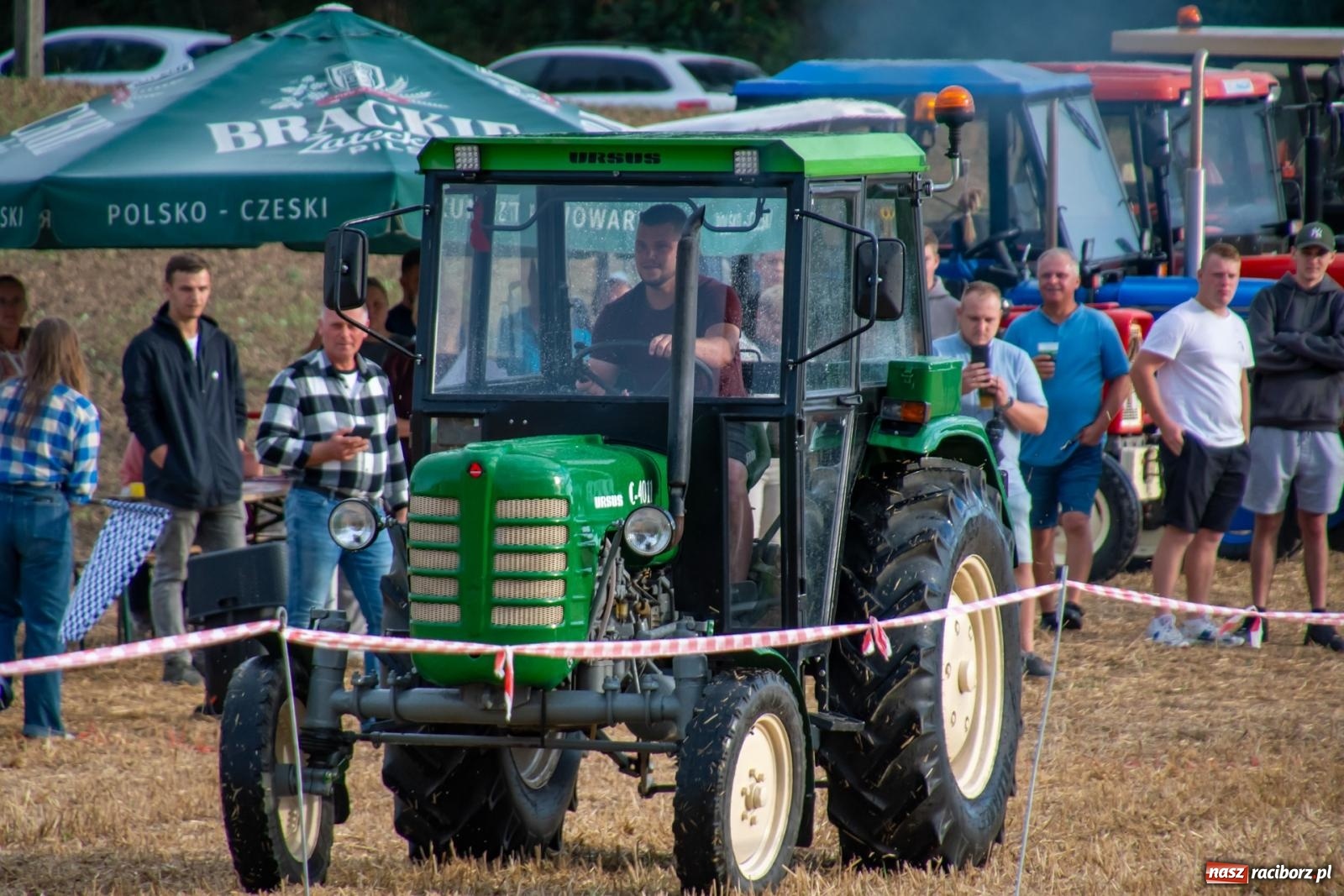 Zdjęcie w galerii na portalu naszraciborz.pl: Zmagania rolniczych potworów, czyli trzydziestki kontra sześćdziesiątki w Bolesławiu [FOTO i WIDEO] wiadomości z regionu