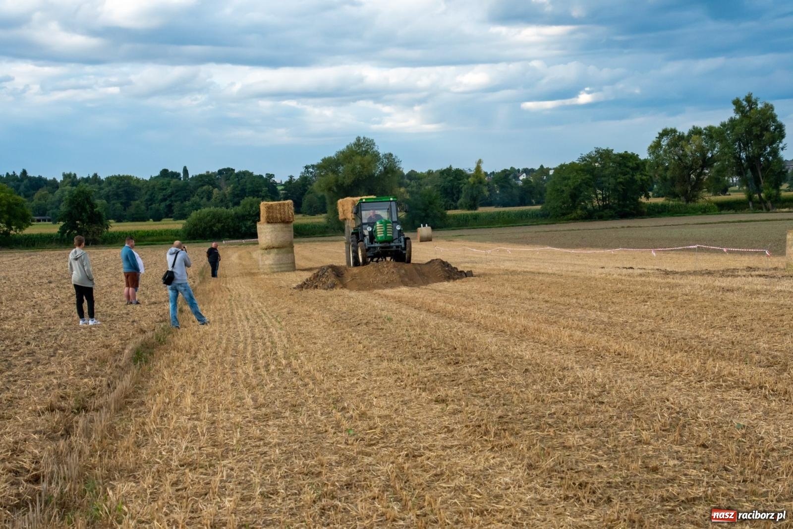 Zdjęcie w galerii na portalu naszraciborz.pl: Zmagania rolniczych potworów, czyli trzydziestki kontra sześćdziesiątki w Bolesławiu [FOTO i WIDEO] wiadomości z regionu