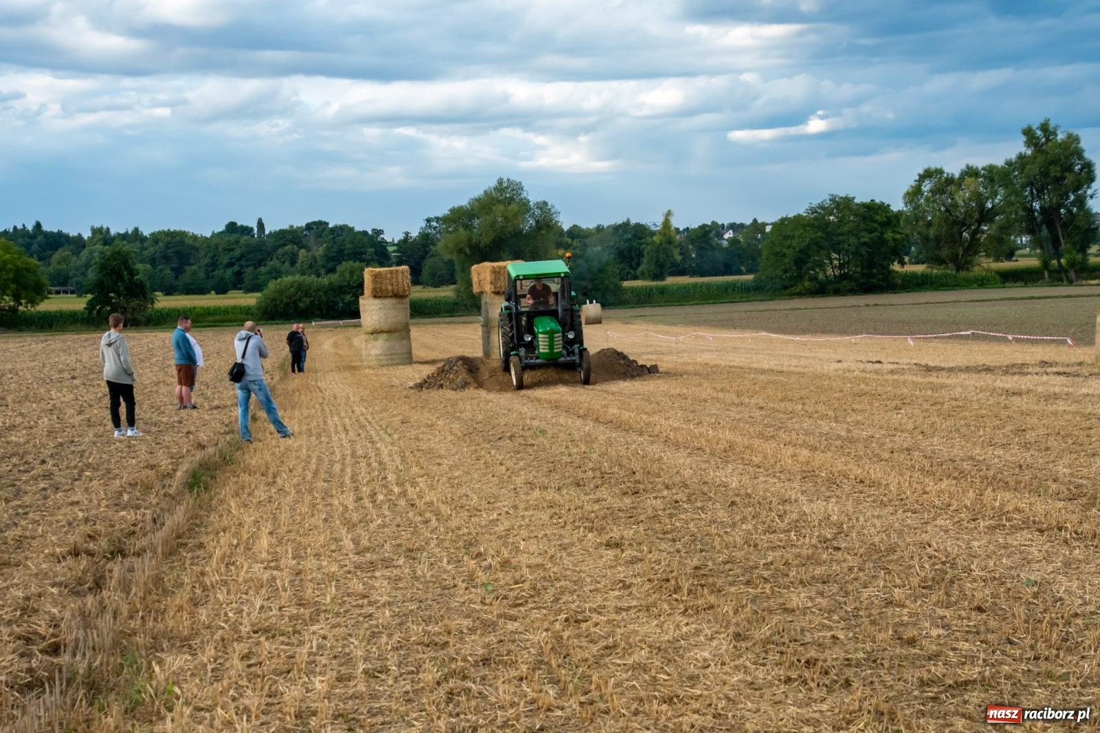 Zdjęcie w galerii na portalu naszraciborz.pl: Zmagania rolniczych potworów, czyli trzydziestki kontra sześćdziesiątki w Bolesławiu [FOTO i WIDEO] wiadomości z regionu
