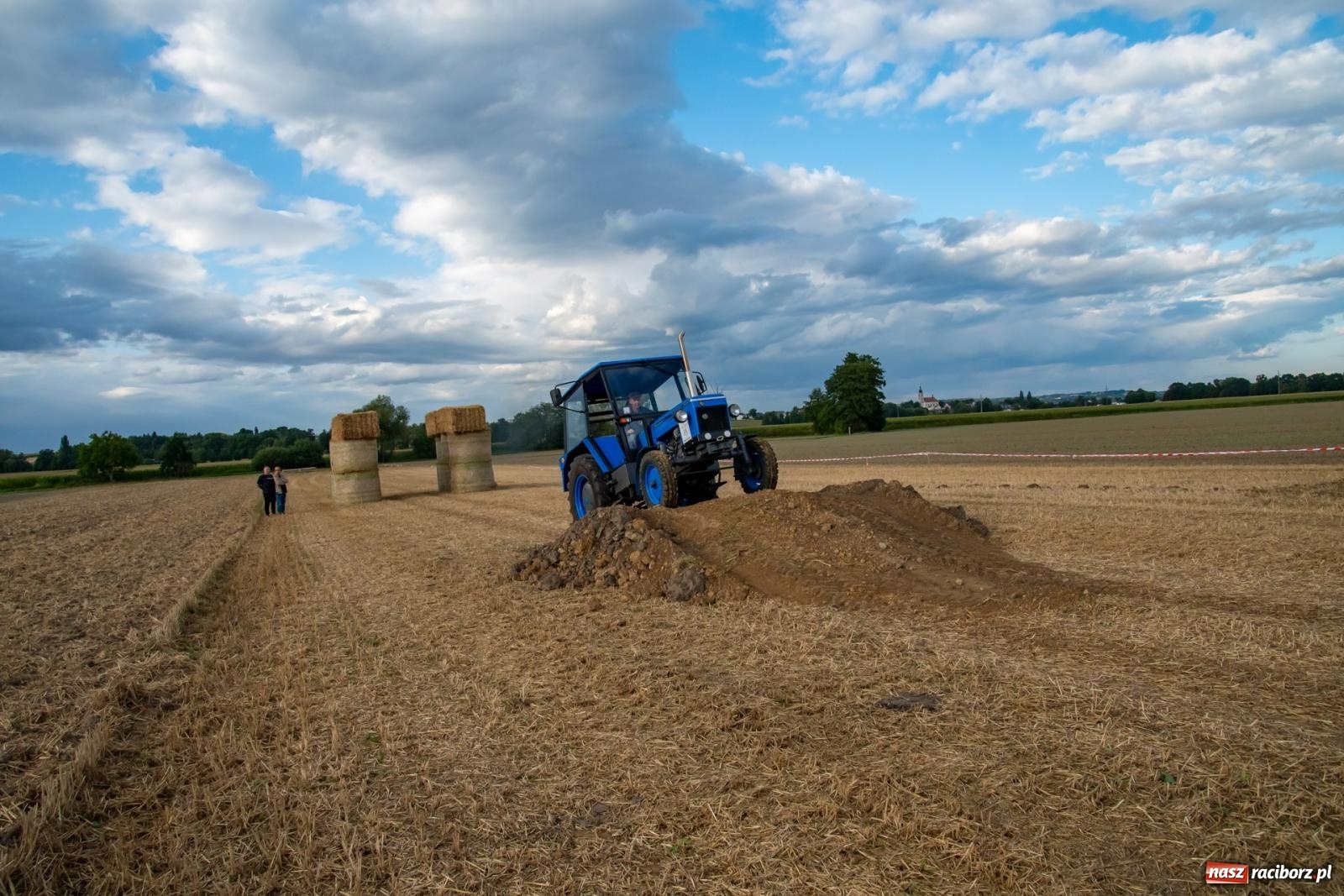 Zdjęcie w galerii na portalu naszraciborz.pl: Zmagania rolniczych potworów, czyli trzydziestki kontra sześćdziesiątki w Bolesławiu [FOTO i WIDEO] wiadomości z regionu