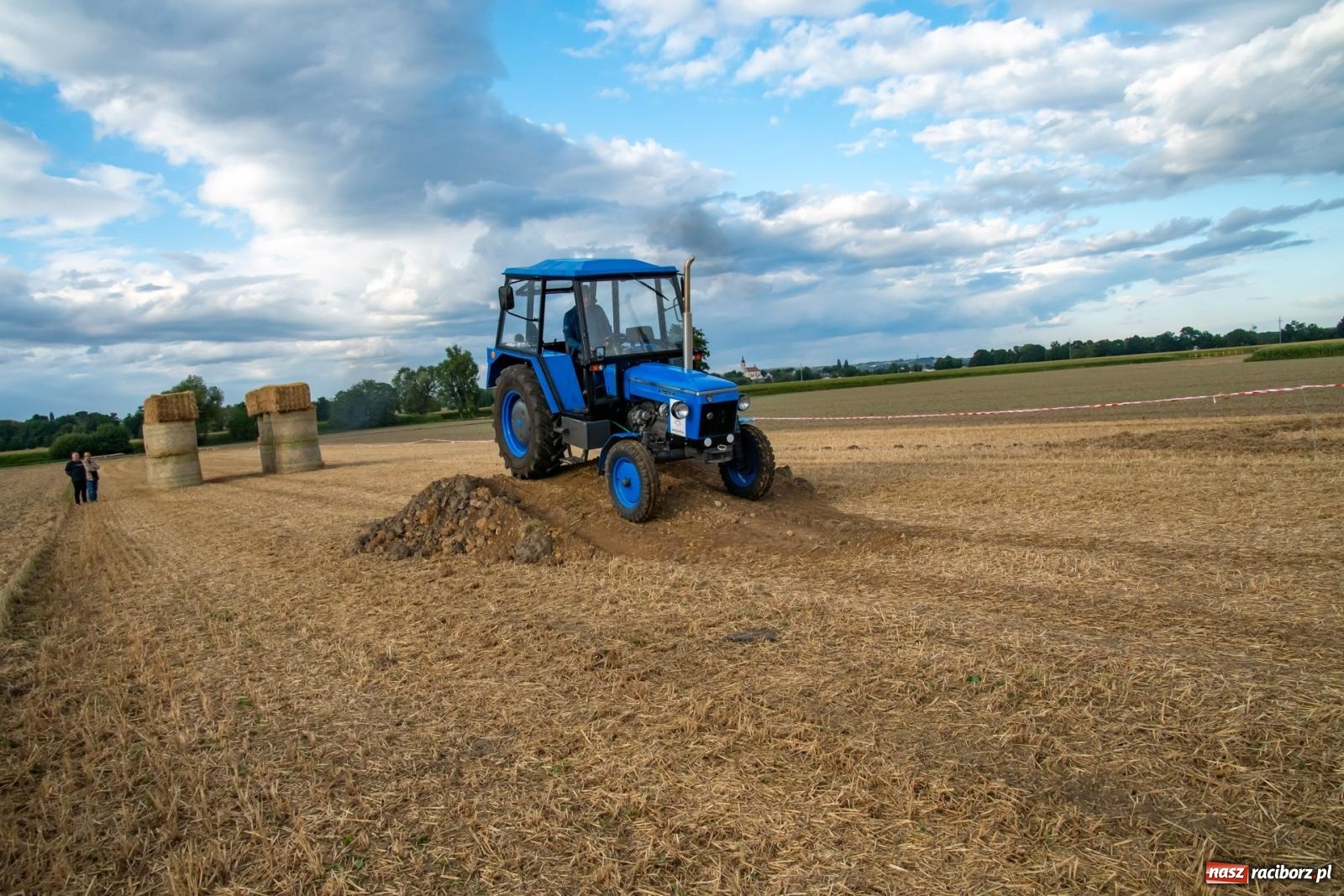 Zdjęcie w galerii na portalu naszraciborz.pl: Zmagania rolniczych potworów, czyli trzydziestki kontra sześćdziesiątki w Bolesławiu [FOTO i WIDEO] wiadomości z regionu