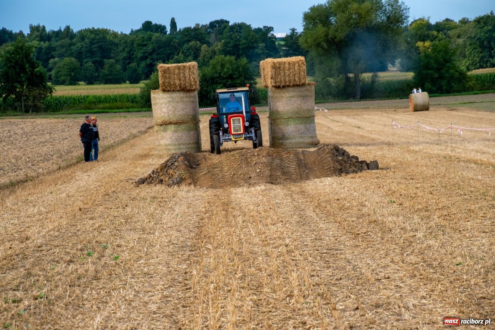 Zdjęcie w galerii na portalu naszraciborz.pl: Zmagania rolniczych potworów, czyli trzydziestki kontra sześćdziesiątki w Bolesławiu [FOTO i WIDEO] wiadomości z regionu