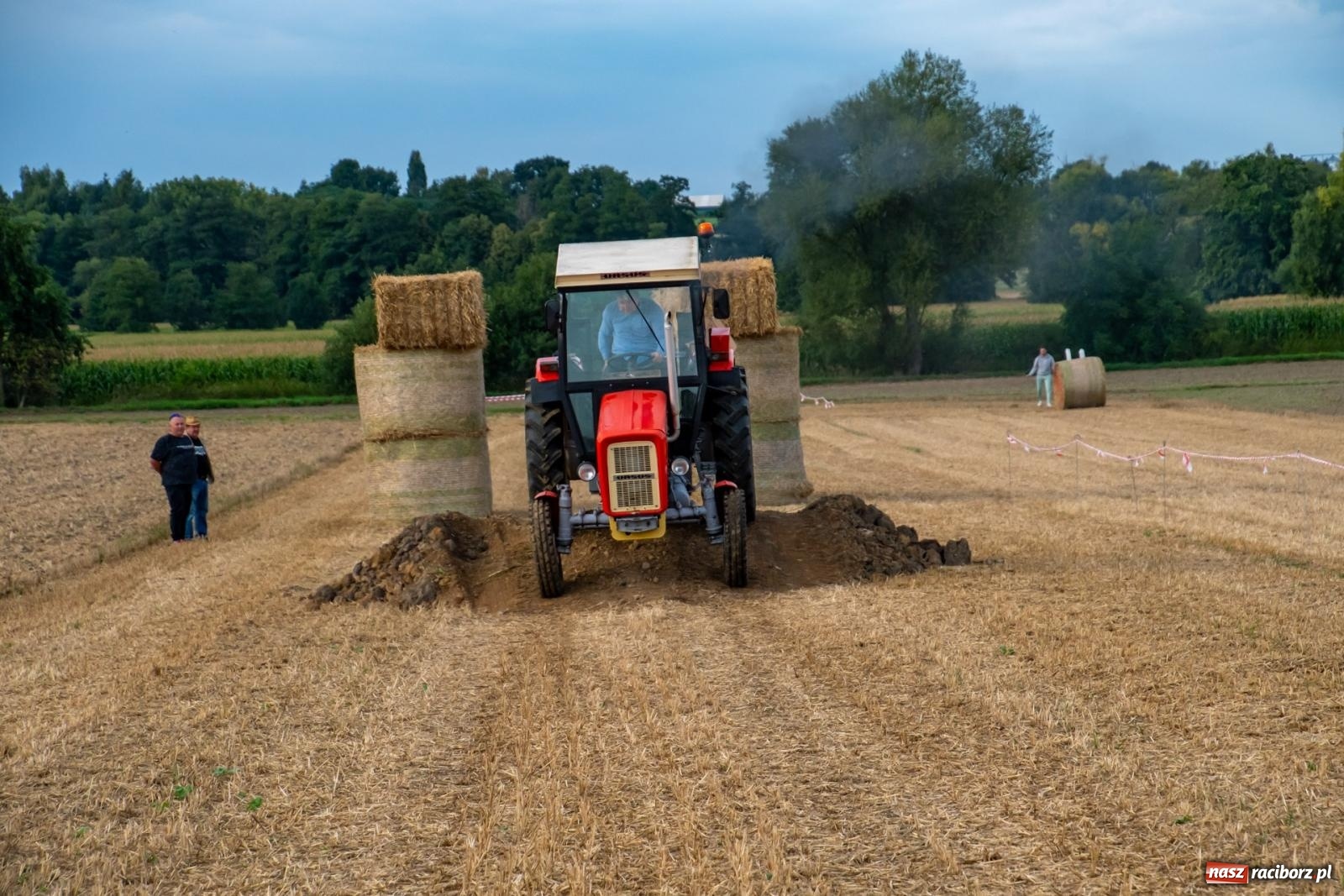 Zdjęcie w galerii na portalu naszraciborz.pl: Zmagania rolniczych potworów, czyli trzydziestki kontra sześćdziesiątki w Bolesławiu [FOTO i WIDEO] wiadomości z regionu