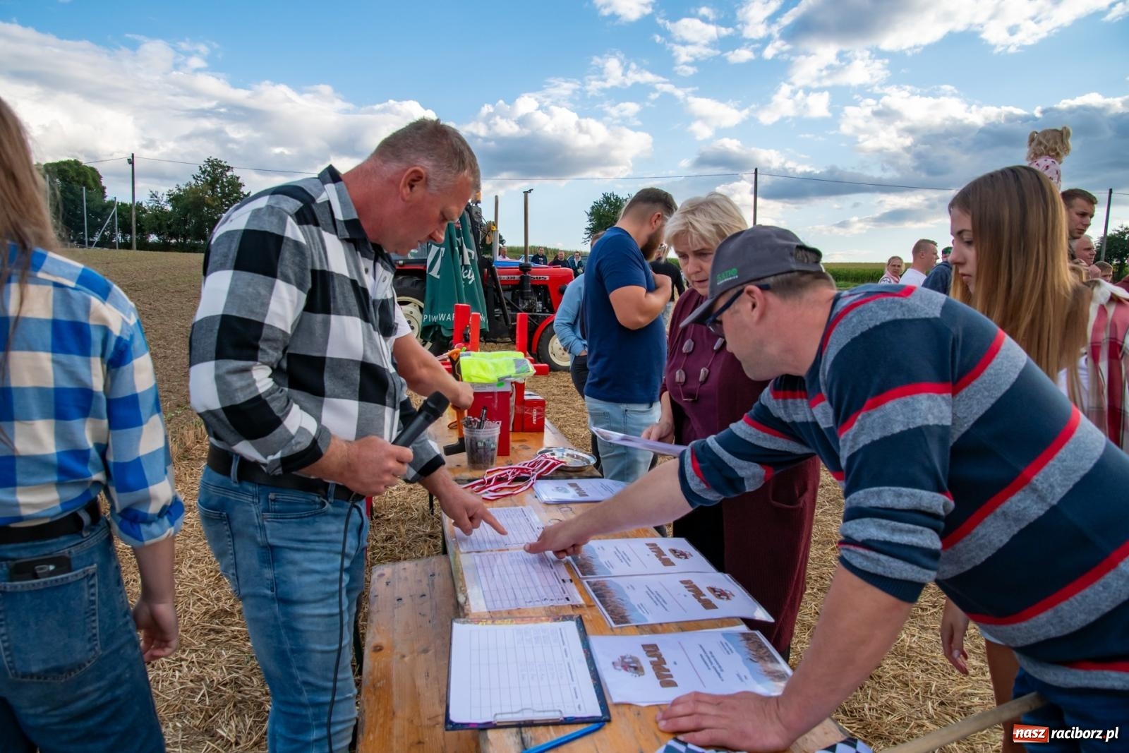 Zdjęcie w galerii na portalu naszraciborz.pl: Zmagania rolniczych potworów, czyli trzydziestki kontra sześćdziesiątki w Bolesławiu [FOTO i WIDEO] wiadomości z regionu