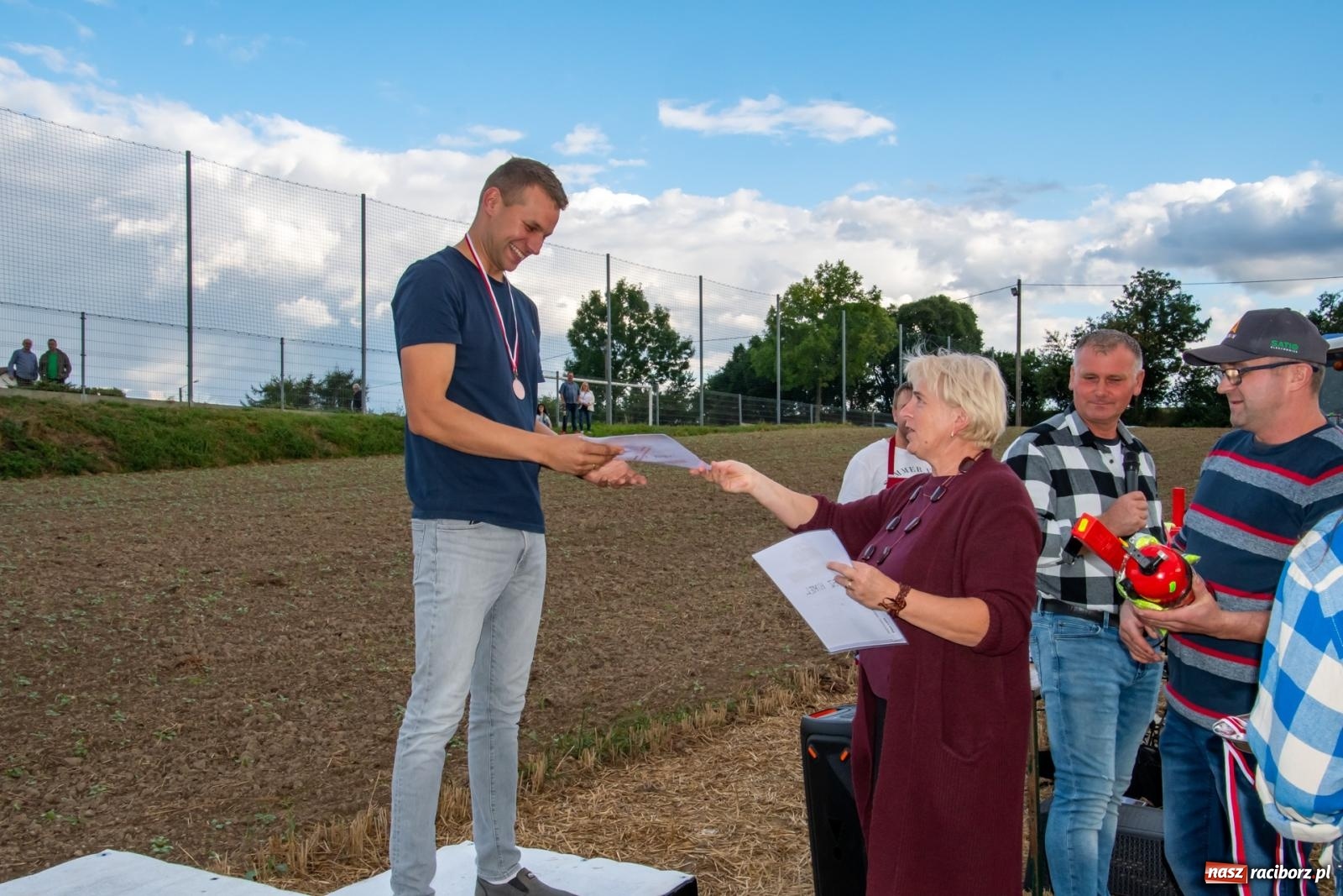 Zdjęcie w galerii na portalu naszraciborz.pl: Zmagania rolniczych potworów, czyli trzydziestki kontra sześćdziesiątki w Bolesławiu [FOTO i WIDEO] wiadomości z regionu