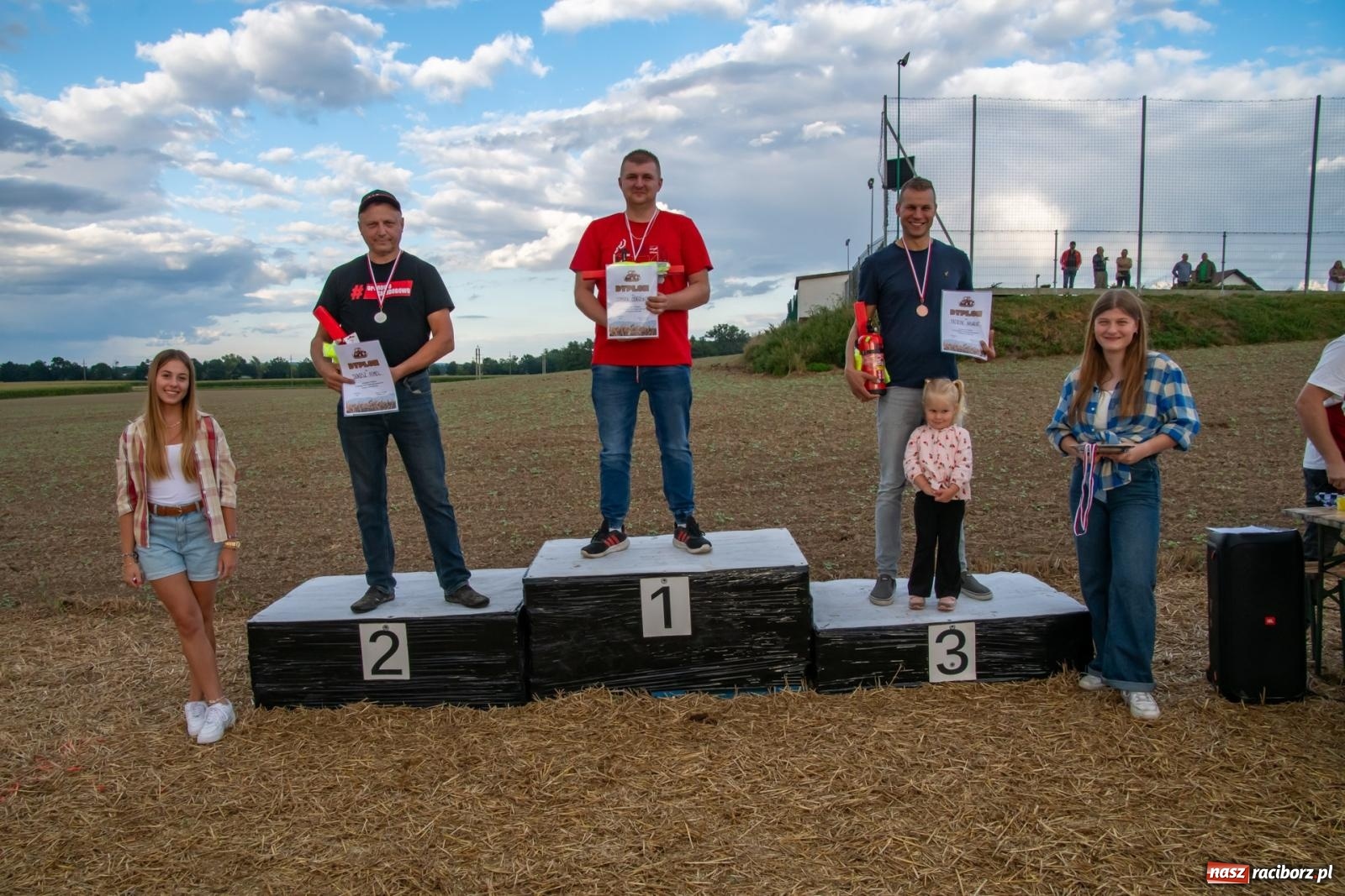 Zdjęcie w galerii na portalu naszraciborz.pl: Zmagania rolniczych potworów, czyli trzydziestki kontra sześćdziesiątki w Bolesławiu [FOTO i WIDEO] wiadomości z regionu