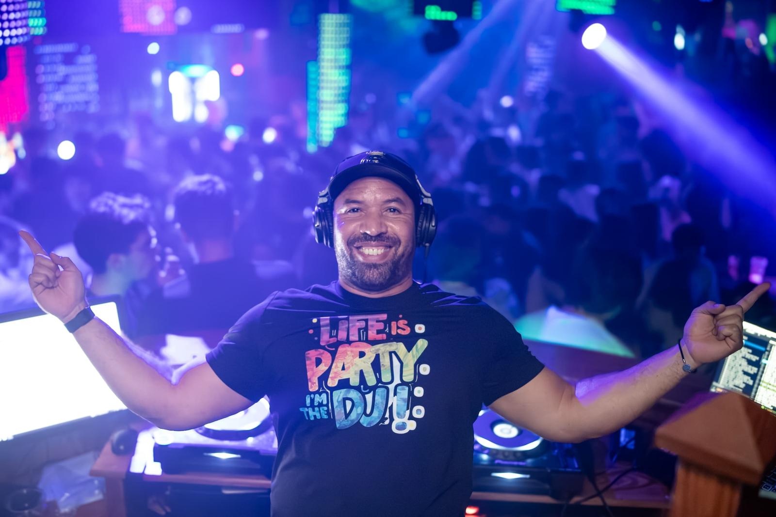 Zdjęcie w galerii na portalu naszraciborz.pl: Potańcówka kubańska na Bulwarach Nadodrzańskich – ostatni piątek wakacji z DJ Osmarem wiadomości z regionu