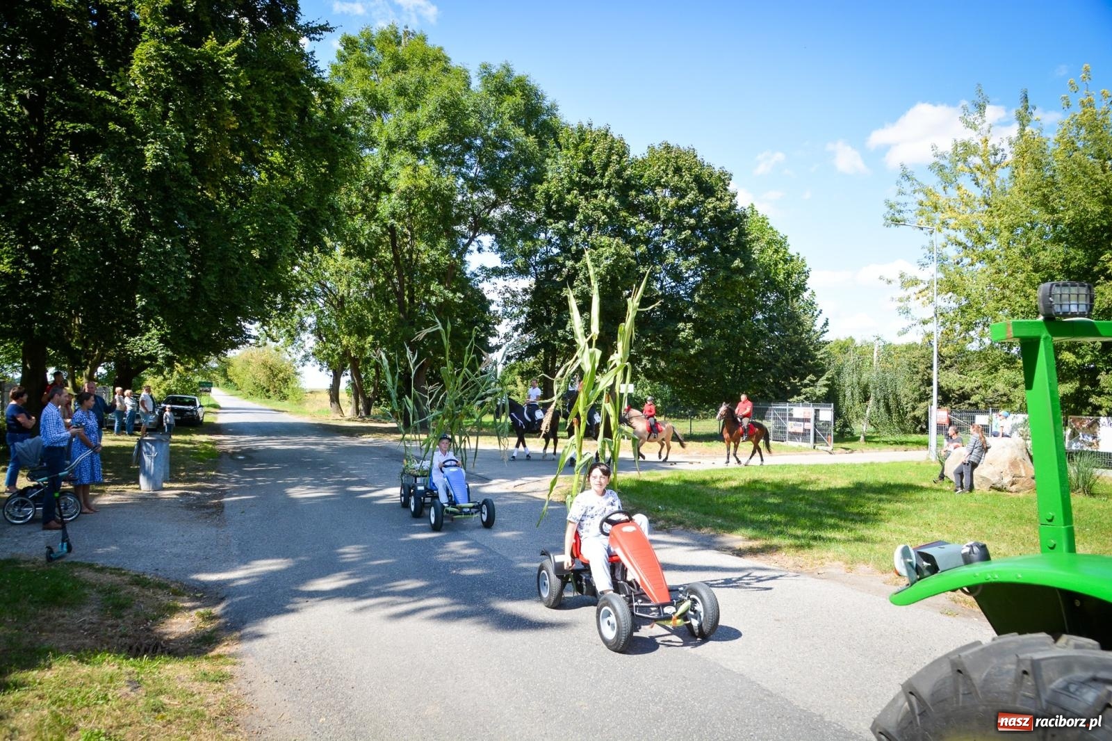 Zdjęcie w galerii na portalu naszraciborz.pl: Dożynki parafii Modzurów w Szonowicach – święto plonów i tradycji wiadomości z regionu
