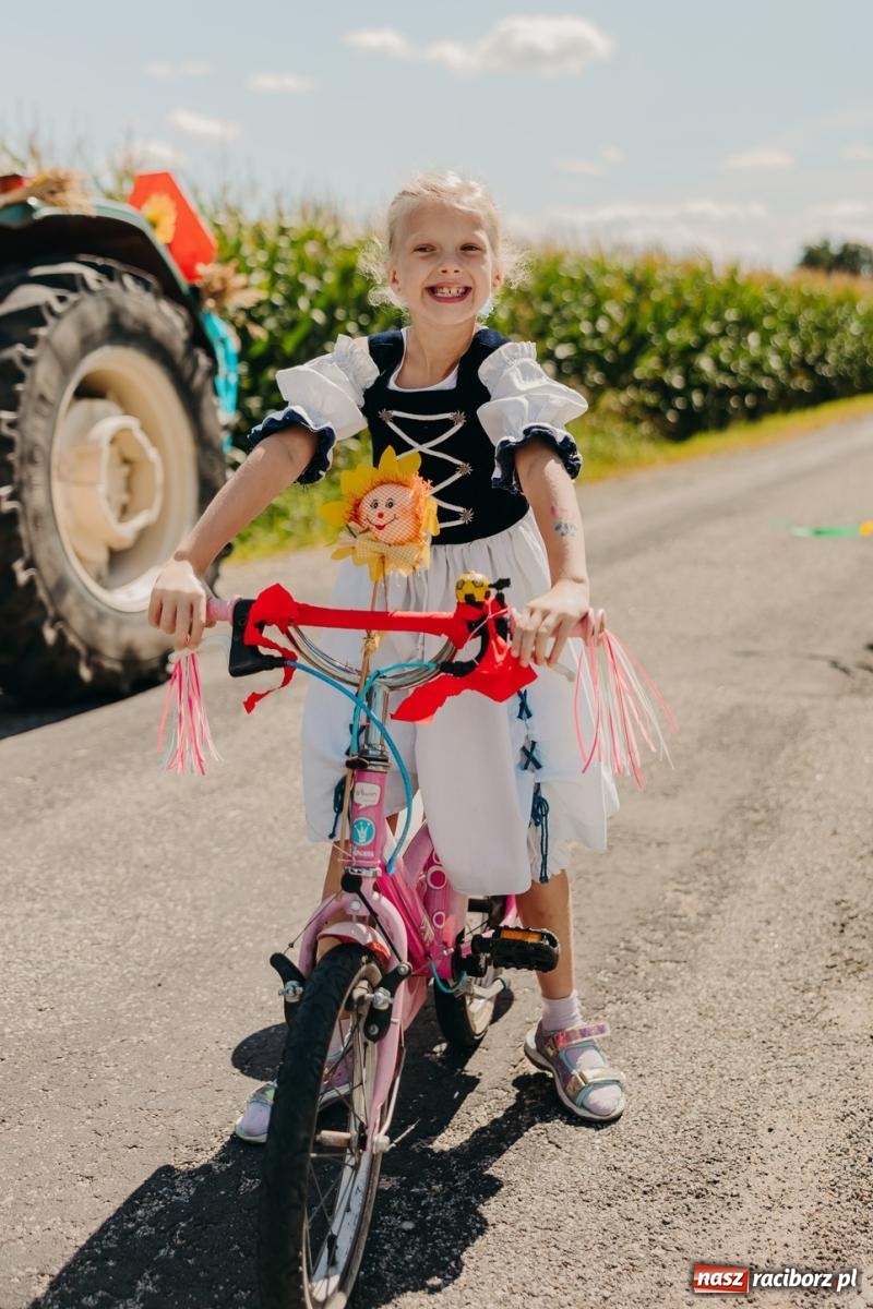 Zdjęcie w galerii na portalu naszraciborz.pl: Maków świętował plony – barwny korowód, konkursy i muzyka [FOTO i WIDEO] wiadomości z regionu