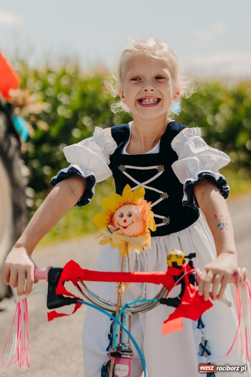 Zdjęcie w galerii na portalu naszraciborz.pl: Maków świętował plony – barwny korowód, konkursy i muzyka [FOTO i WIDEO] wiadomości z regionu