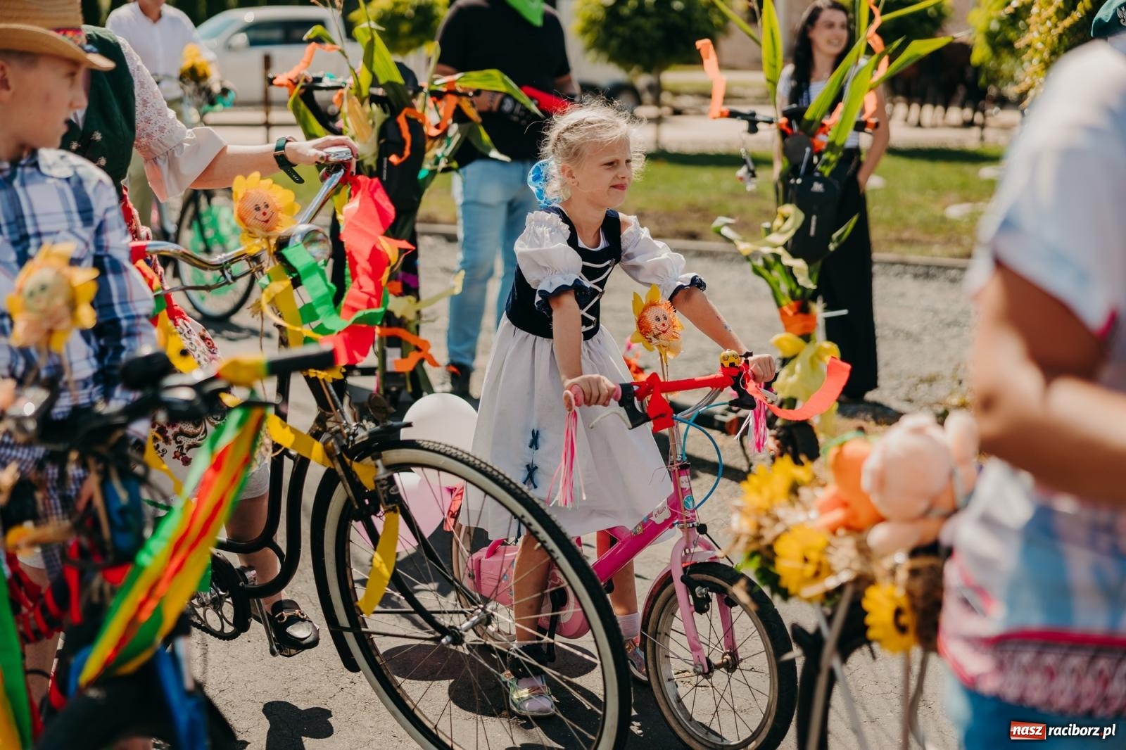 Zdjęcie w galerii na portalu naszraciborz.pl: Maków świętował plony – barwny korowód, konkursy i muzyka [FOTO i WIDEO] wiadomości z regionu