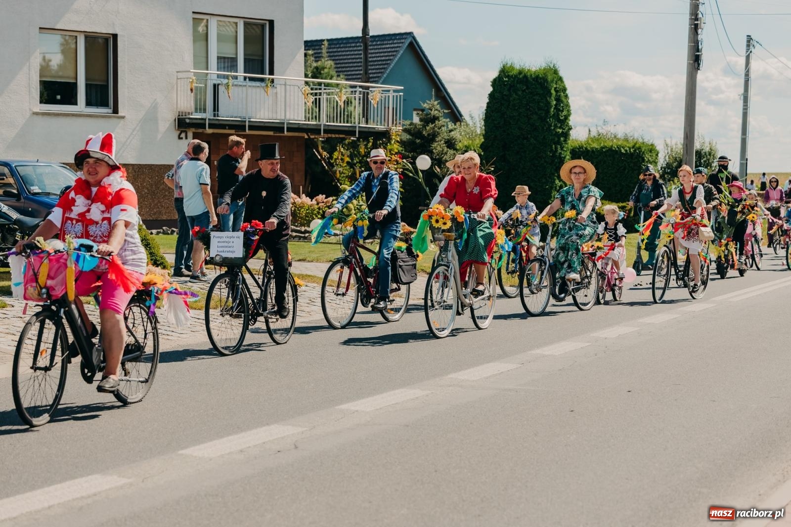 Zdjęcie w galerii na portalu naszraciborz.pl: Maków świętował plony – barwny korowód, konkursy i muzyka [FOTO i WIDEO] wiadomości z regionu