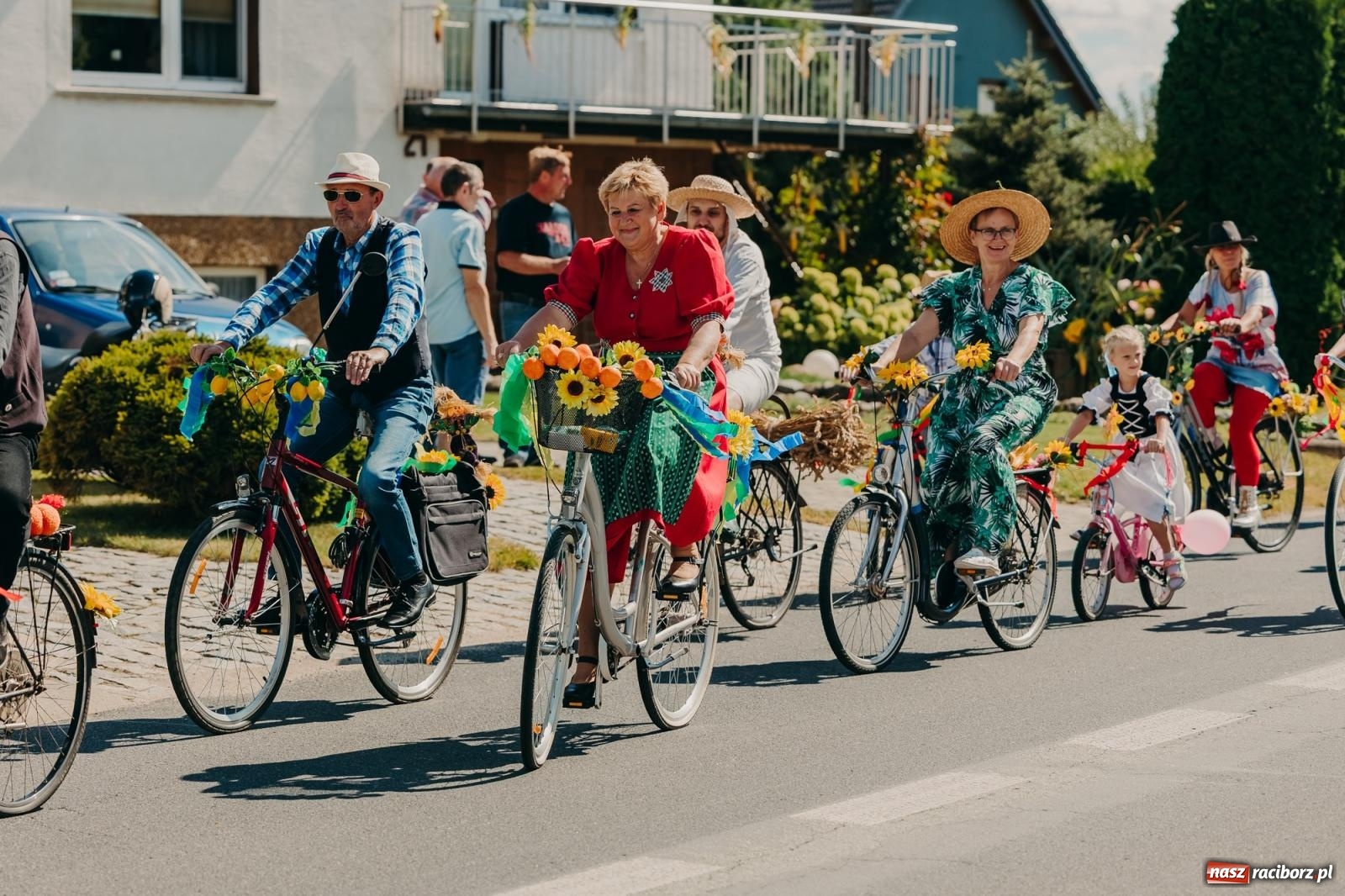 Zdjęcie w galerii na portalu naszraciborz.pl: Maków świętował plony – barwny korowód, konkursy i muzyka [FOTO i WIDEO] wiadomości z regionu