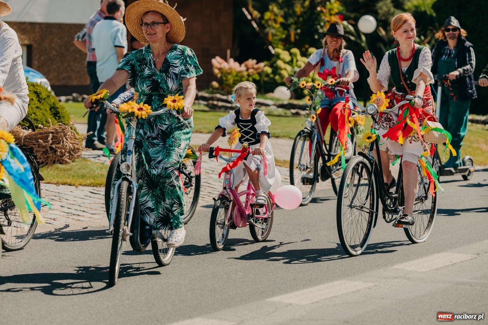 Zdjęcie w galerii na portalu naszraciborz.pl: Maków świętował plony – barwny korowód, konkursy i muzyka [FOTO i WIDEO] wiadomości z regionu