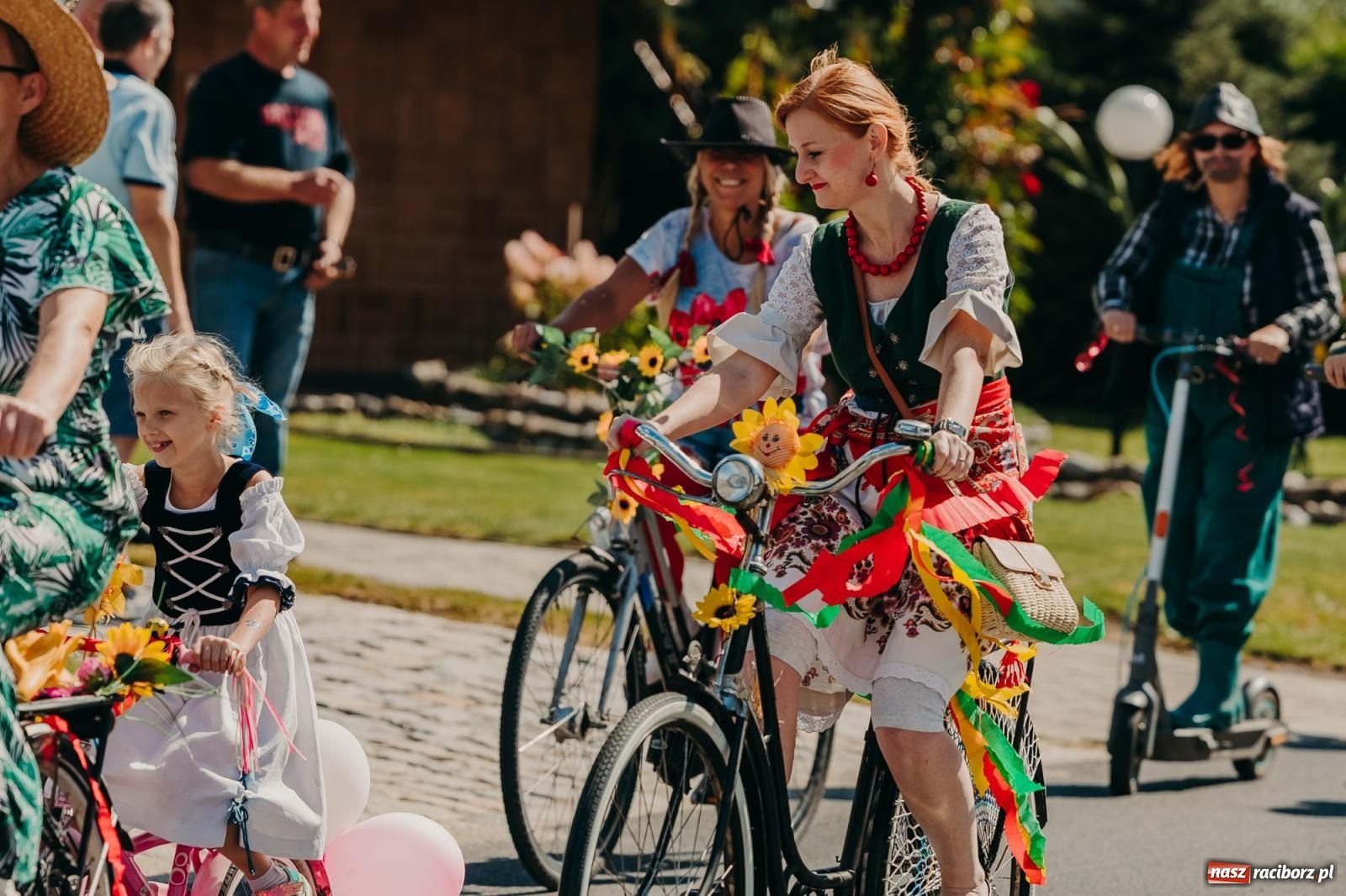 Zdjęcie w galerii na portalu naszraciborz.pl: Maków świętował plony – barwny korowód, konkursy i muzyka [FOTO i WIDEO] wiadomości z regionu