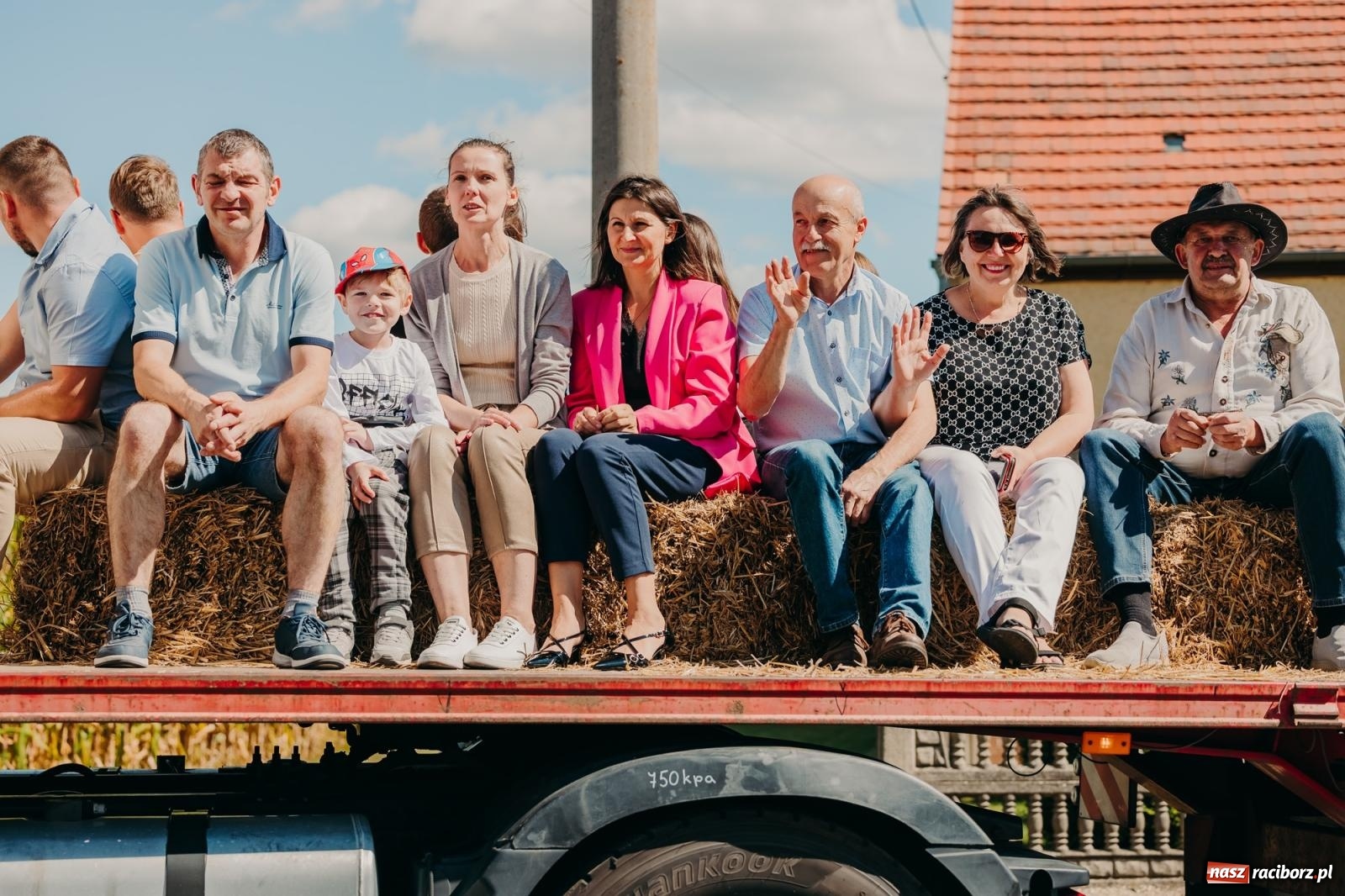Zdjęcie w galerii na portalu naszraciborz.pl: Maków świętował plony – barwny korowód, konkursy i muzyka [FOTO i WIDEO] wiadomości z regionu