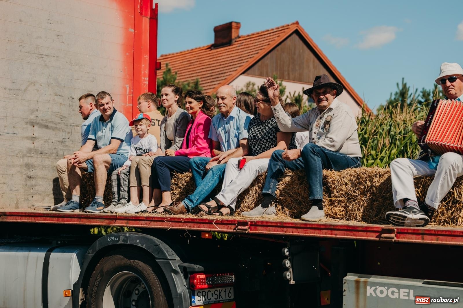 Zdjęcie w galerii na portalu naszraciborz.pl: Maków świętował plony – barwny korowód, konkursy i muzyka [FOTO i WIDEO] wiadomości z regionu