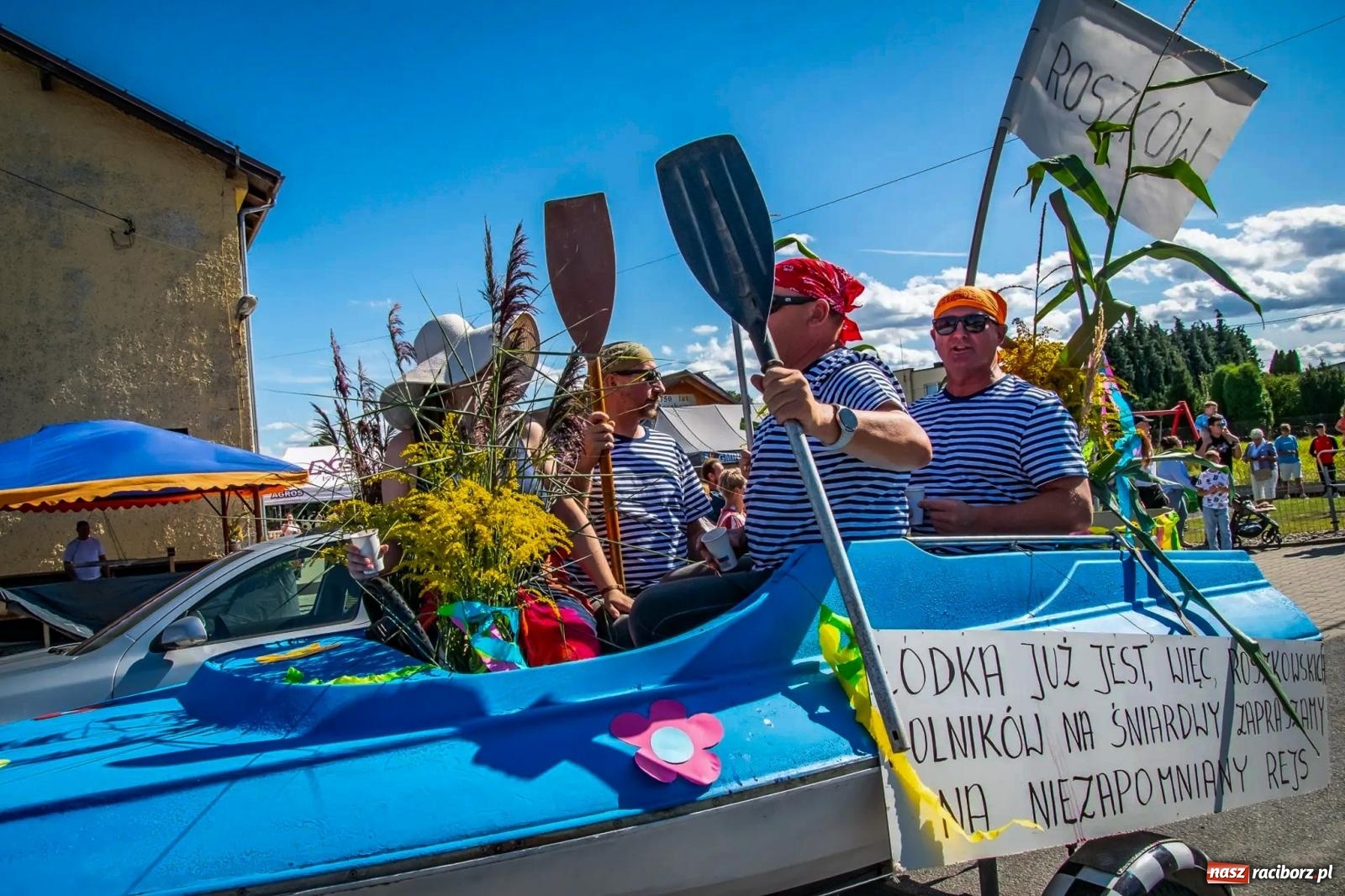 Zdjęcie w galerii na portalu naszraciborz.pl: Roszków. Kowboje, pszczółki i śnieżynki zajechali na dożynki wiadomości z regionu