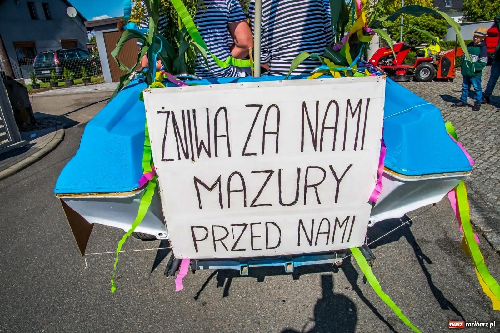 Zdjęcie w galerii na portalu naszraciborz.pl: Roszków. Kowboje, pszczółki i śnieżynki zajechali na dożynki wiadomości z regionu