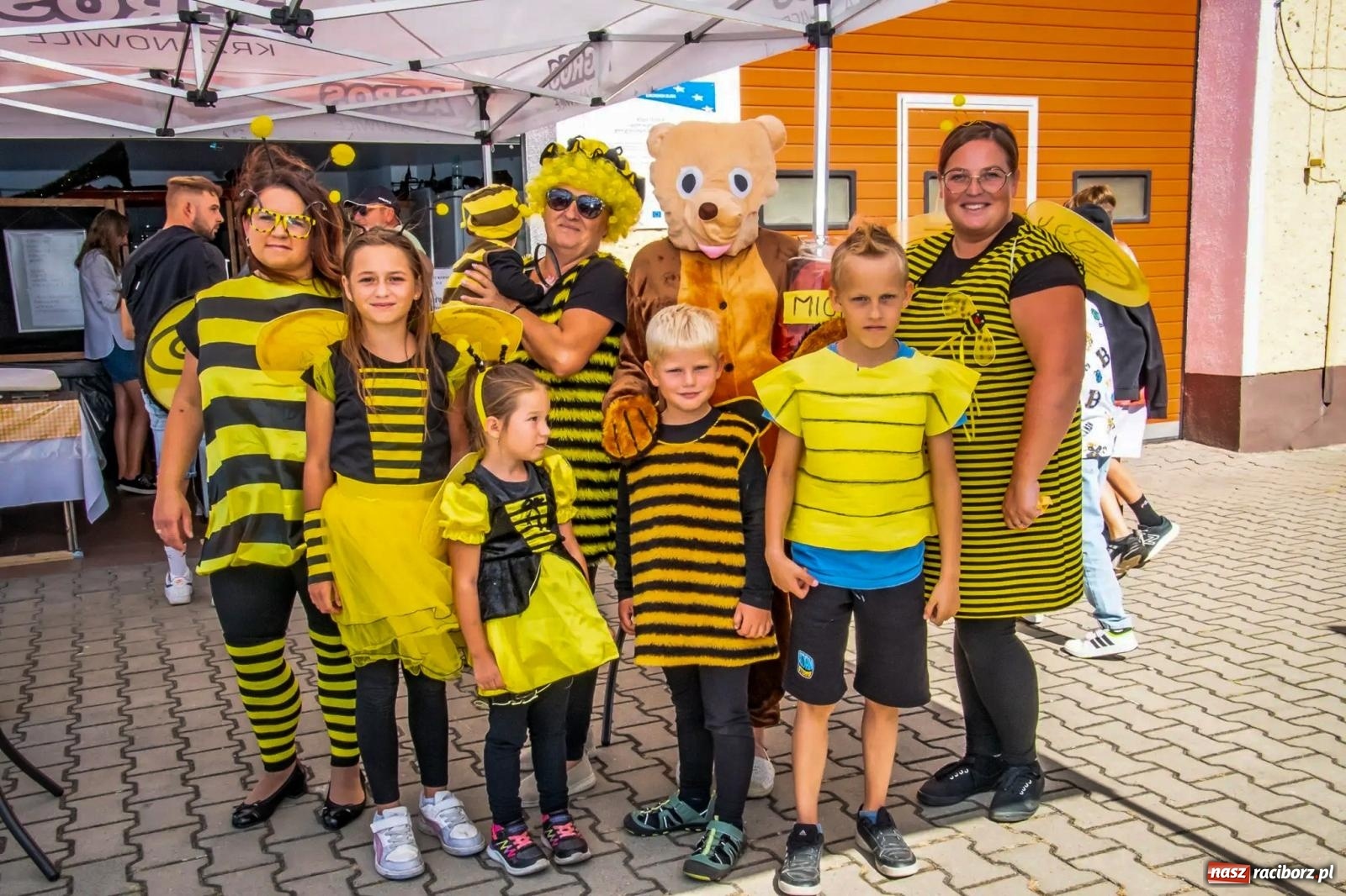 Zdjęcie w galerii na portalu naszraciborz.pl: Roszków. Kowboje, pszczółki i śnieżynki zajechali na dożynki wiadomości z regionu