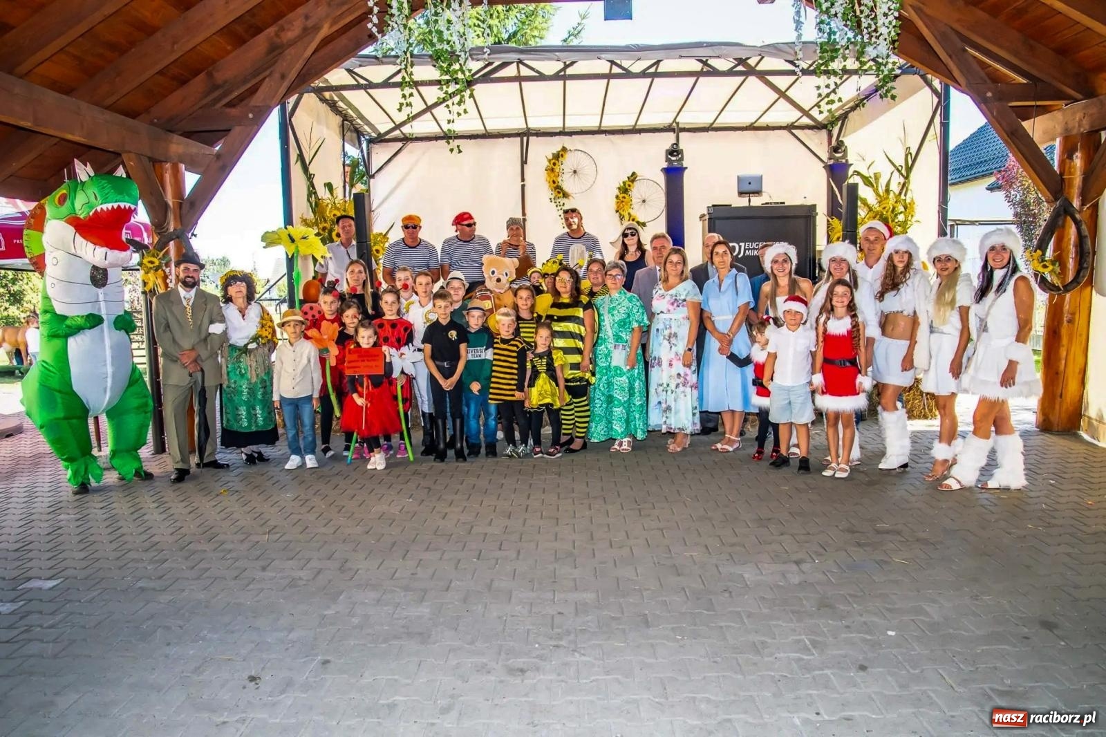 Zdjęcie w galerii na portalu naszraciborz.pl: Roszków. Kowboje, pszczółki i śnieżynki zajechali na dożynki wiadomości z regionu