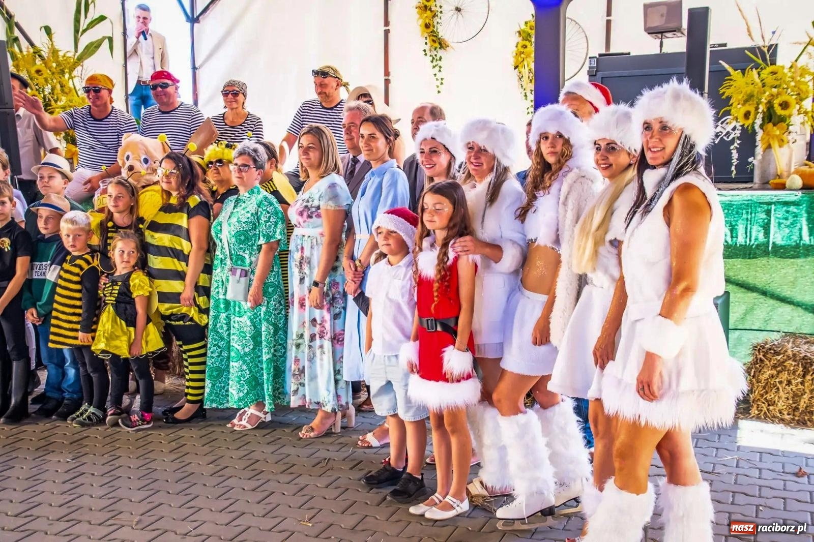 Zdjęcie w galerii na portalu naszraciborz.pl: Roszków. Kowboje, pszczółki i śnieżynki zajechali na dożynki wiadomości z regionu
