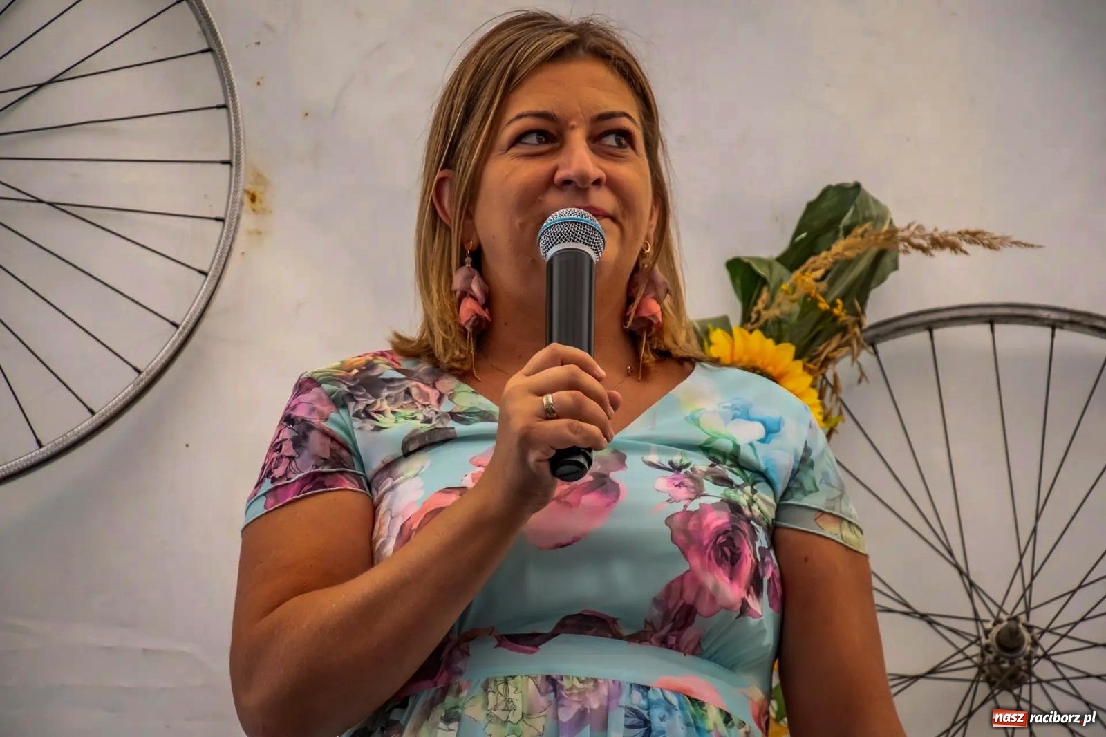 Zdjęcie w galerii na portalu naszraciborz.pl: Roszków. Kowboje, pszczółki i śnieżynki zajechali na dożynki wiadomości z regionu