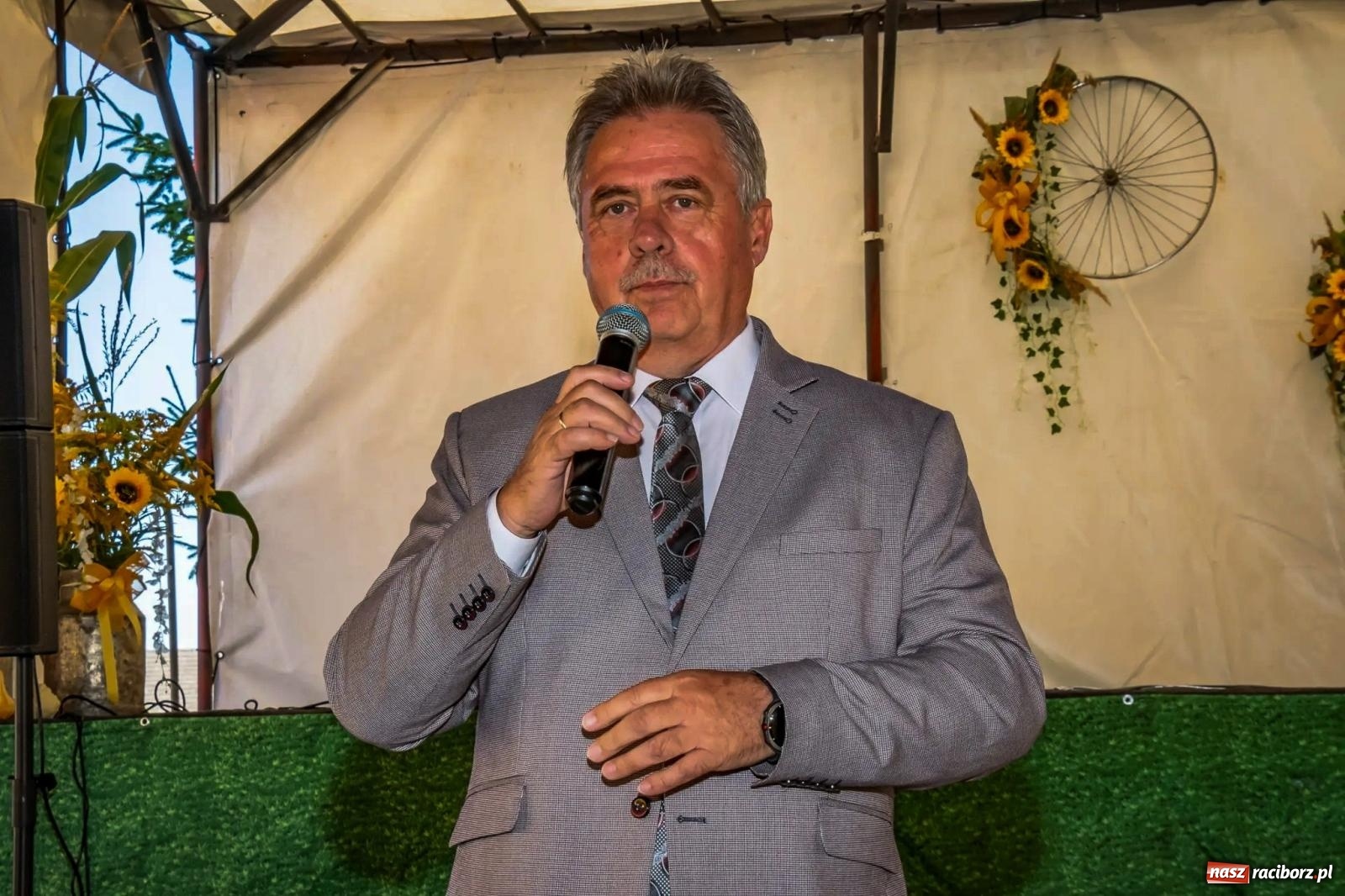 Zdjęcie w galerii na portalu naszraciborz.pl: Roszków. Kowboje, pszczółki i śnieżynki zajechali na dożynki wiadomości z regionu