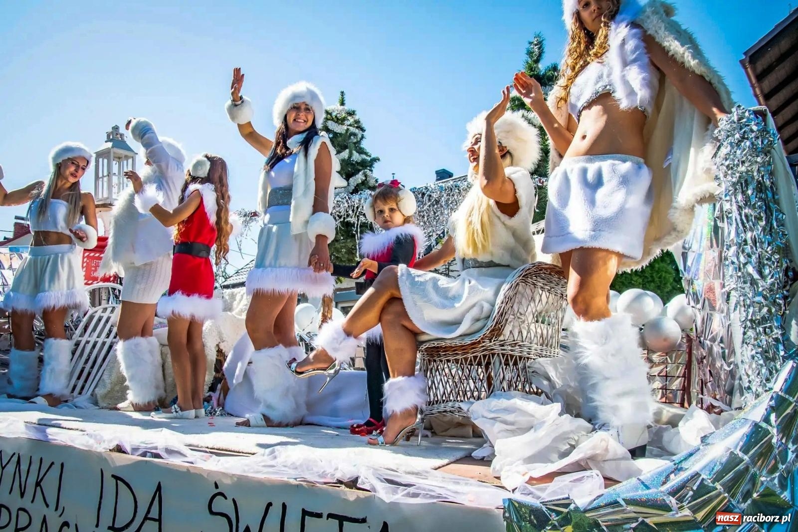 Zdjęcie w galerii na portalu naszraciborz.pl: Roszków. Kowboje, pszczółki i śnieżynki zajechali na dożynki wiadomości z regionu